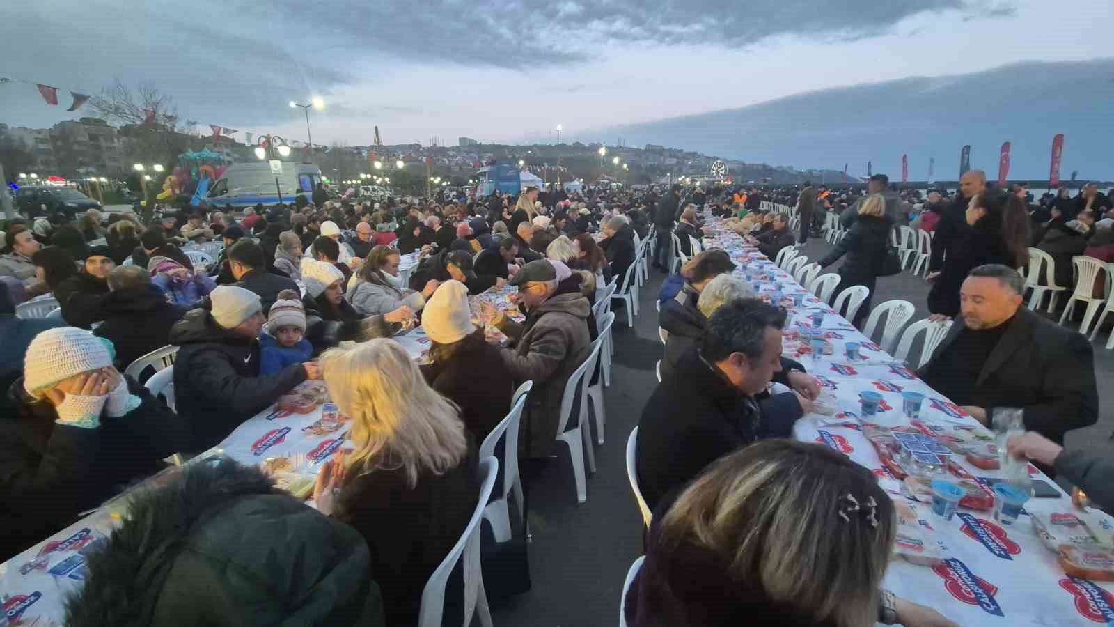 Tekirdağ’ın en büyük iftar sofrası: 8 bin kişi aynı anda orucunu açtı
