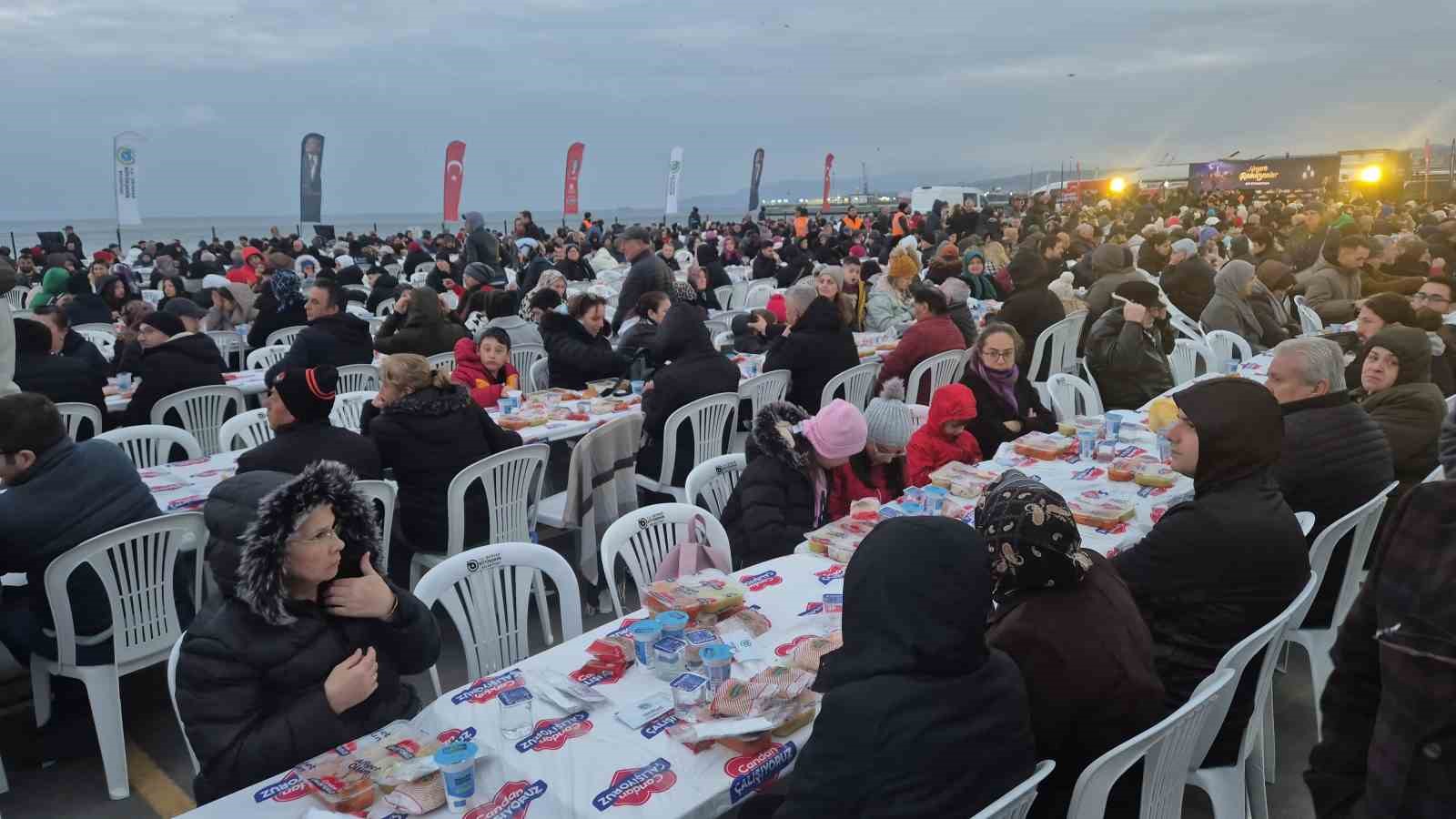 Tekirdağ’ın en büyük iftar sofrası: 8 bin kişi aynı anda orucunu açtı

