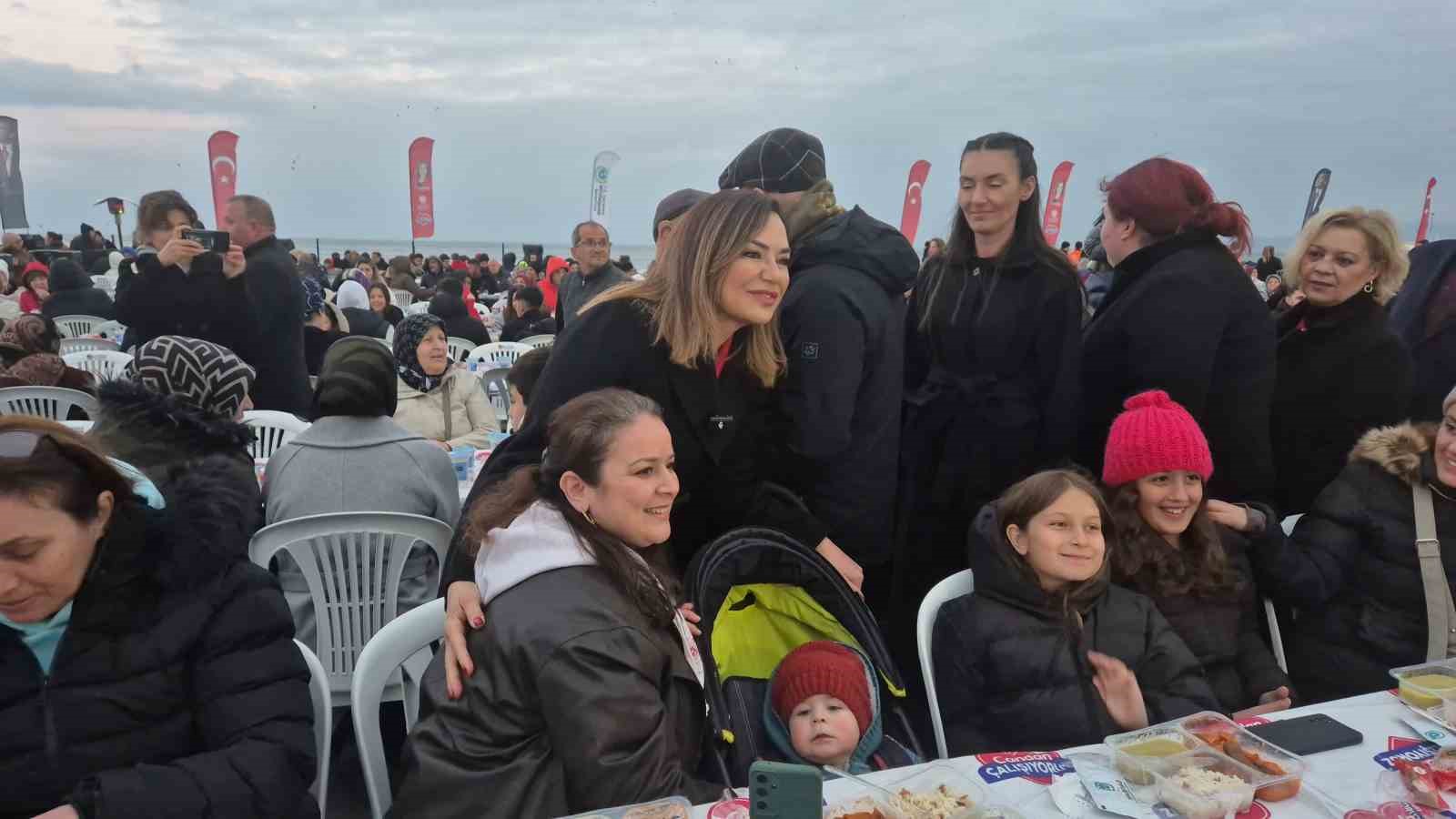 Tekirdağ’ın en büyük iftar sofrası: 8 bin kişi aynı anda orucunu açtı
