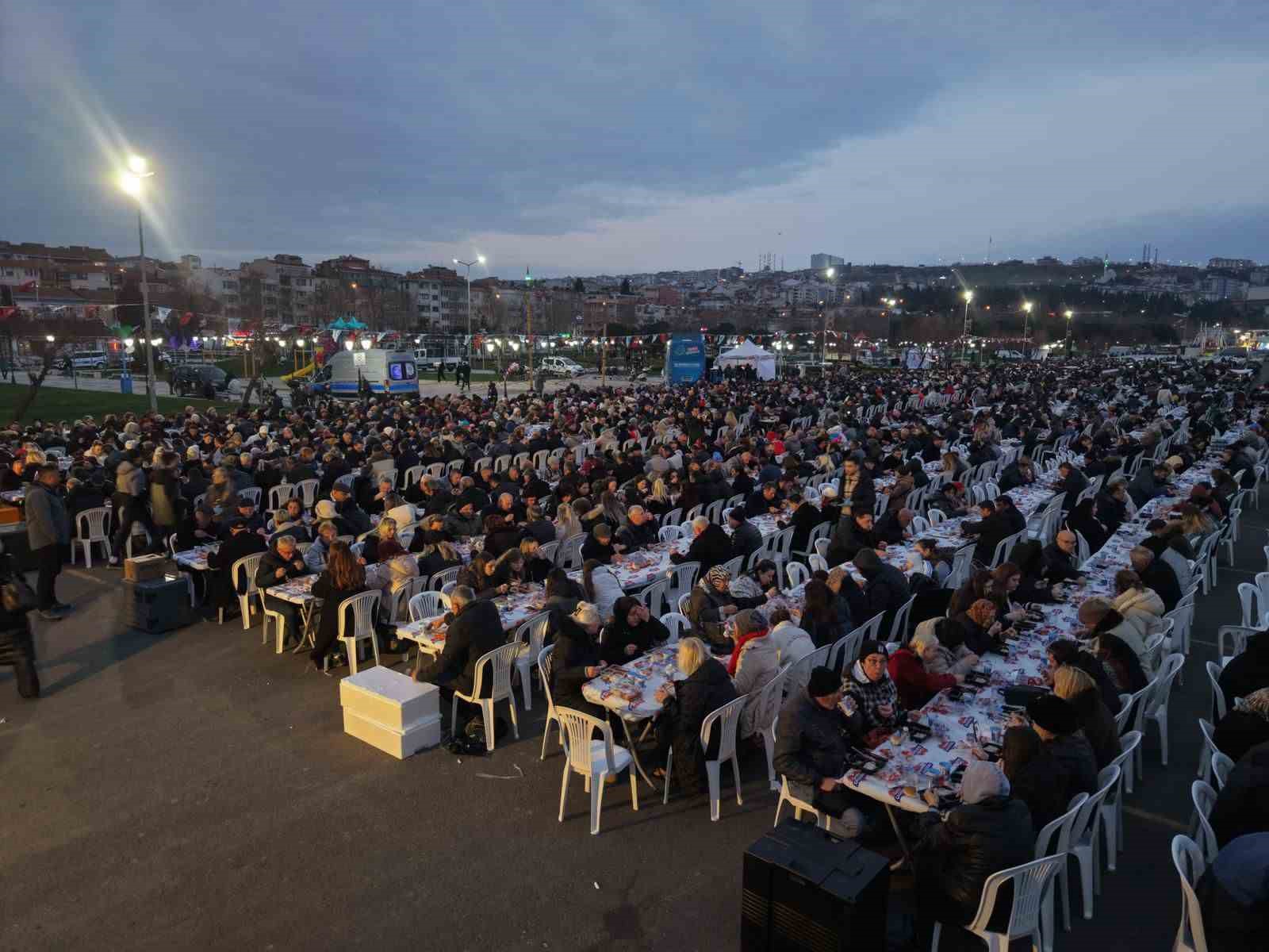 Tekirdağ’ın en büyük iftar sofrası: 8 bin kişi aynı anda orucunu açtı
