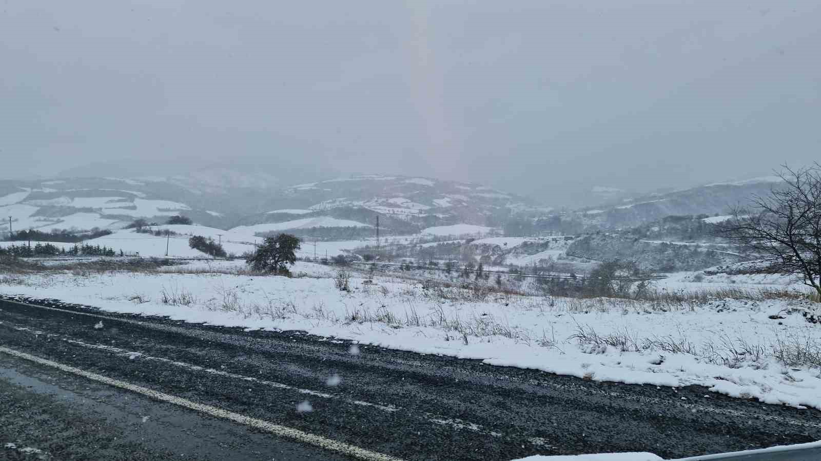 Tekirdağ’ın yüksek kesimleri yağan karla beyaza büründü
