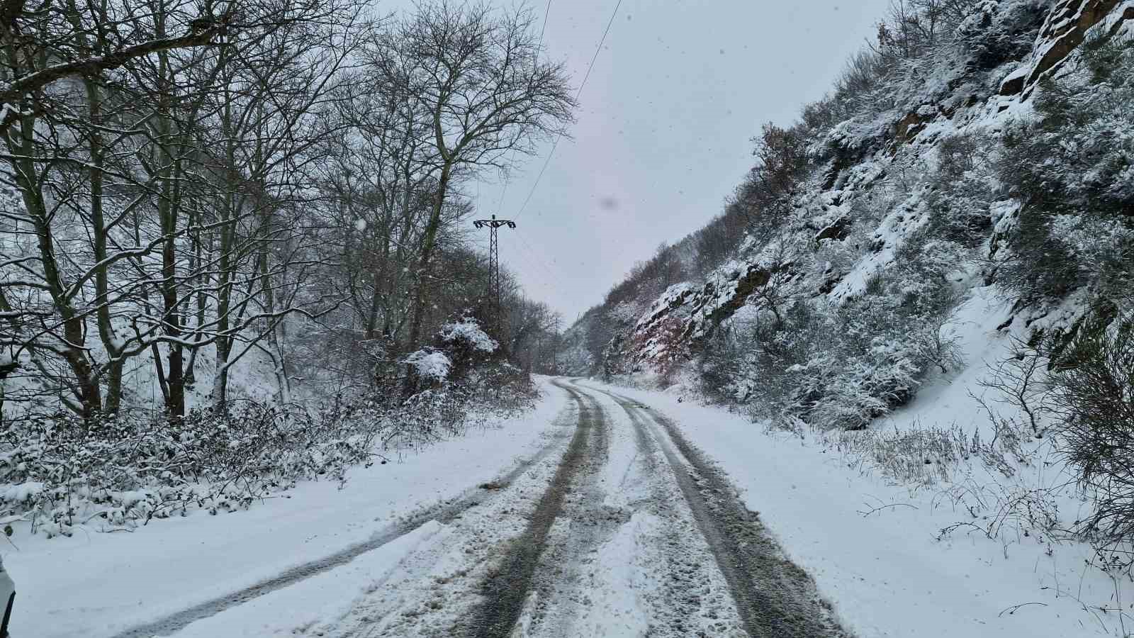 Tekirdağ’ın yüksek kesimleri yağan karla beyaza büründü

