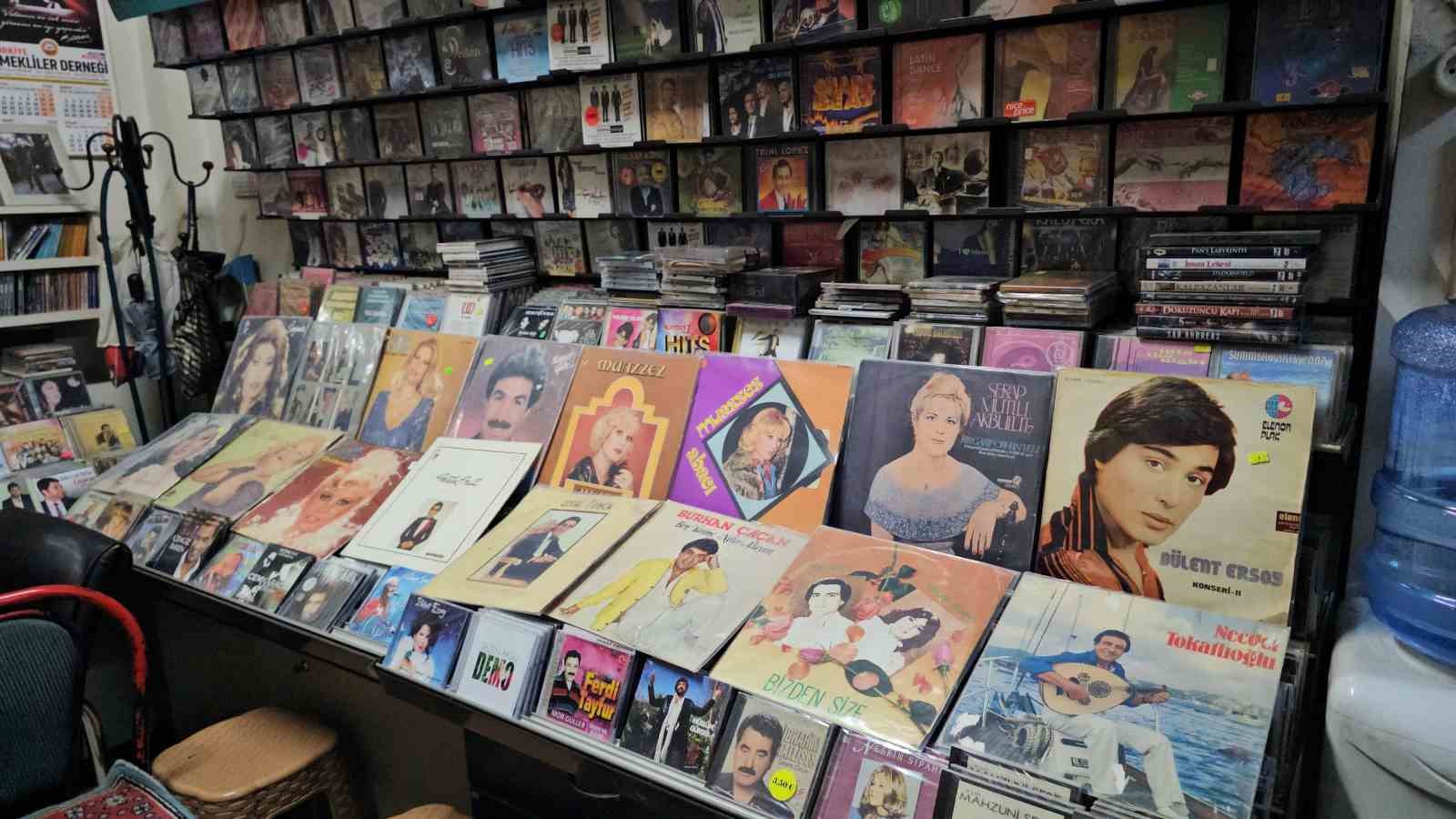 Teknolojiye direndi, 50 yıldır plak ve kaset satıyor
