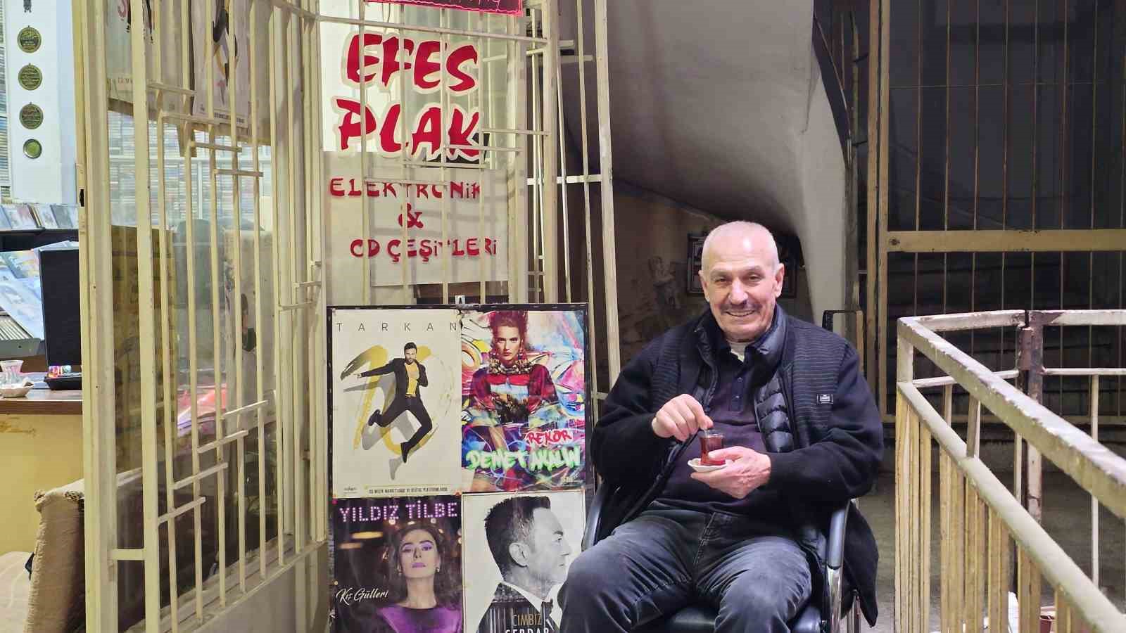 Teknolojiye direndi, 50 yıldır plak ve kaset satıyor
