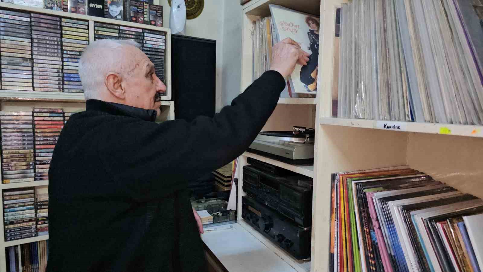 Teknolojiye direndi, 50 yıldır plak ve kaset satıyor
