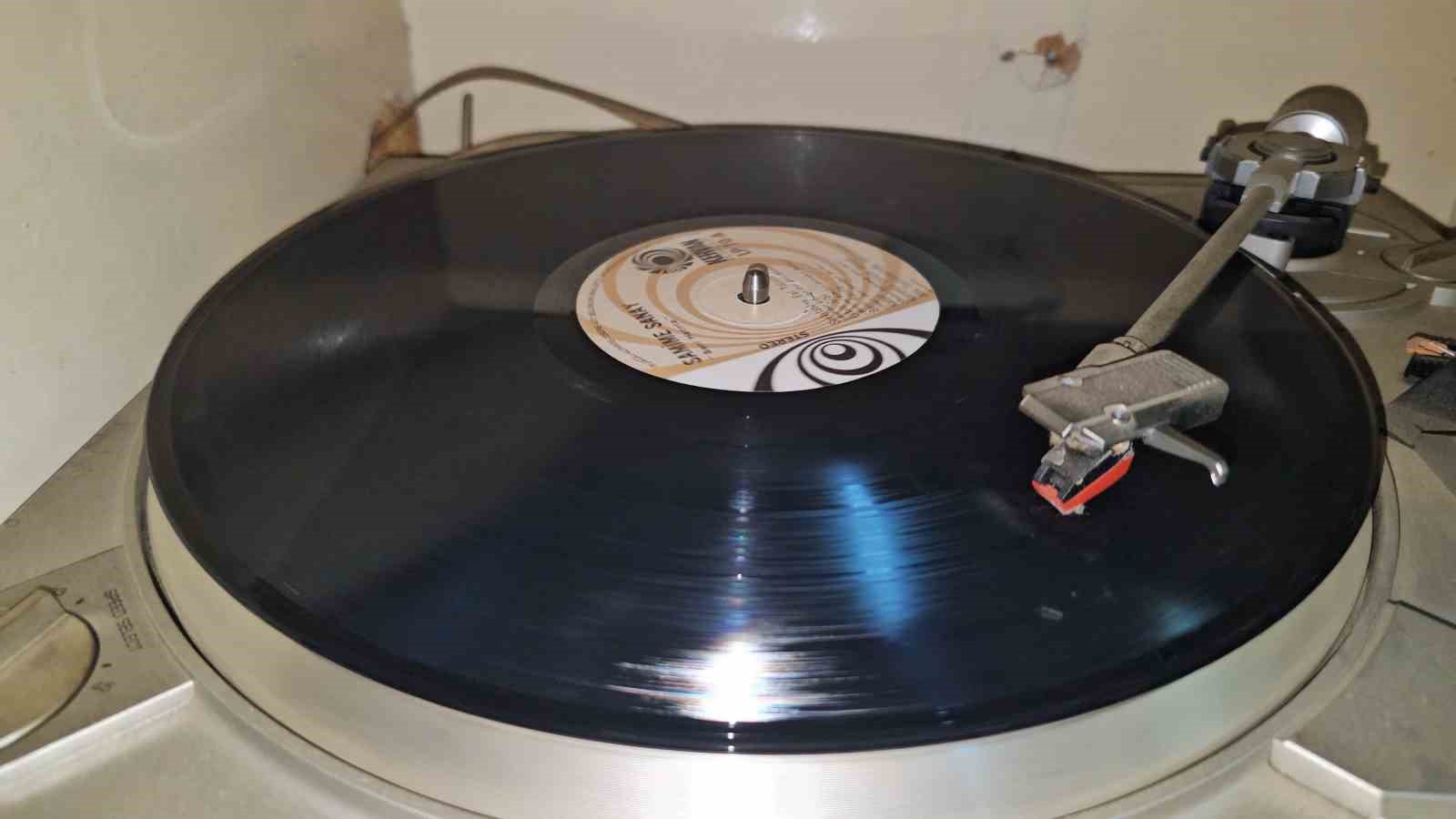 Teknolojiye direndi, 50 yıldır plak ve kaset satıyor
