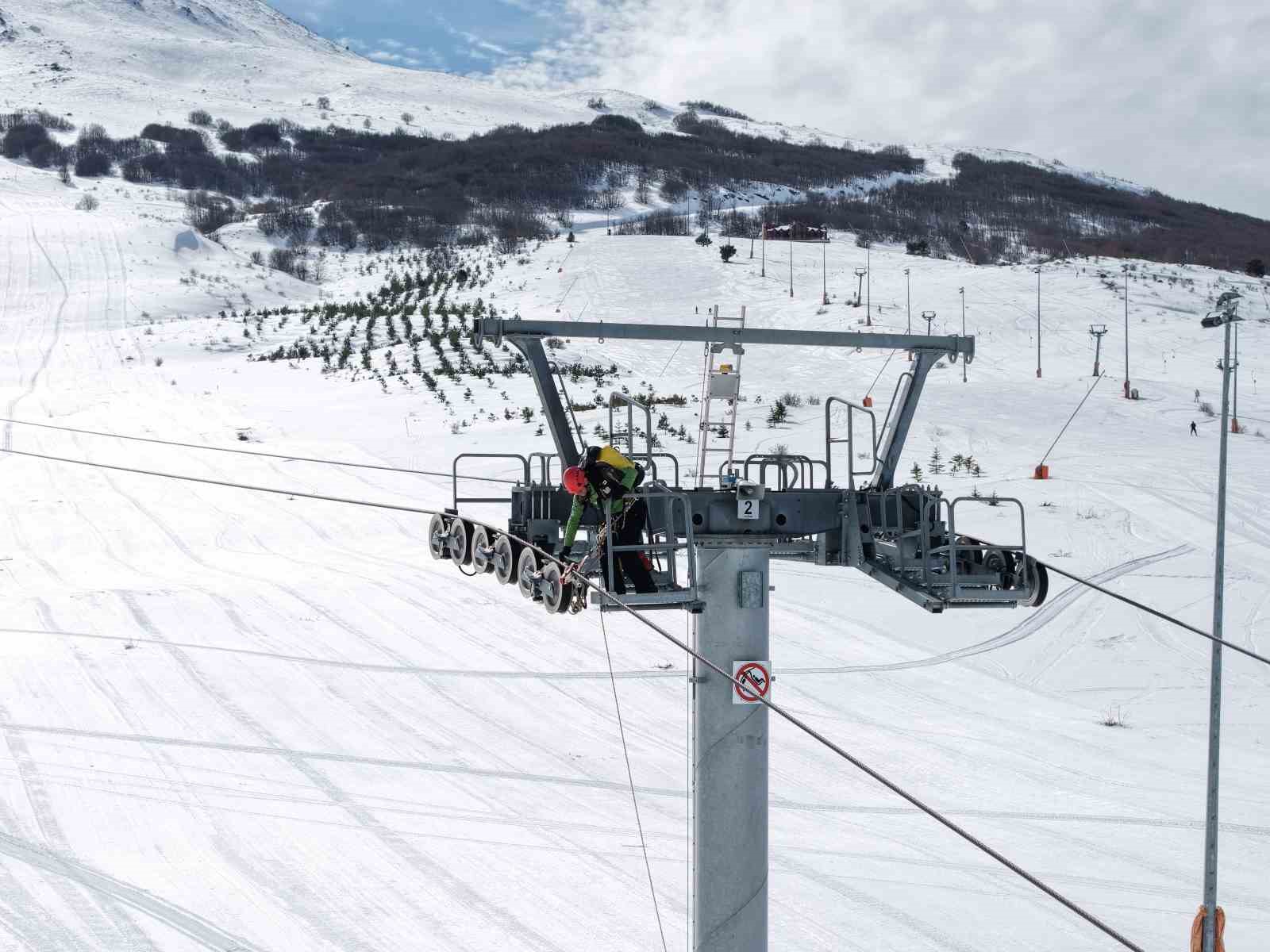 Teleferikte mahsur kalanlar başarılı bir operasyonla kurtarıldı
