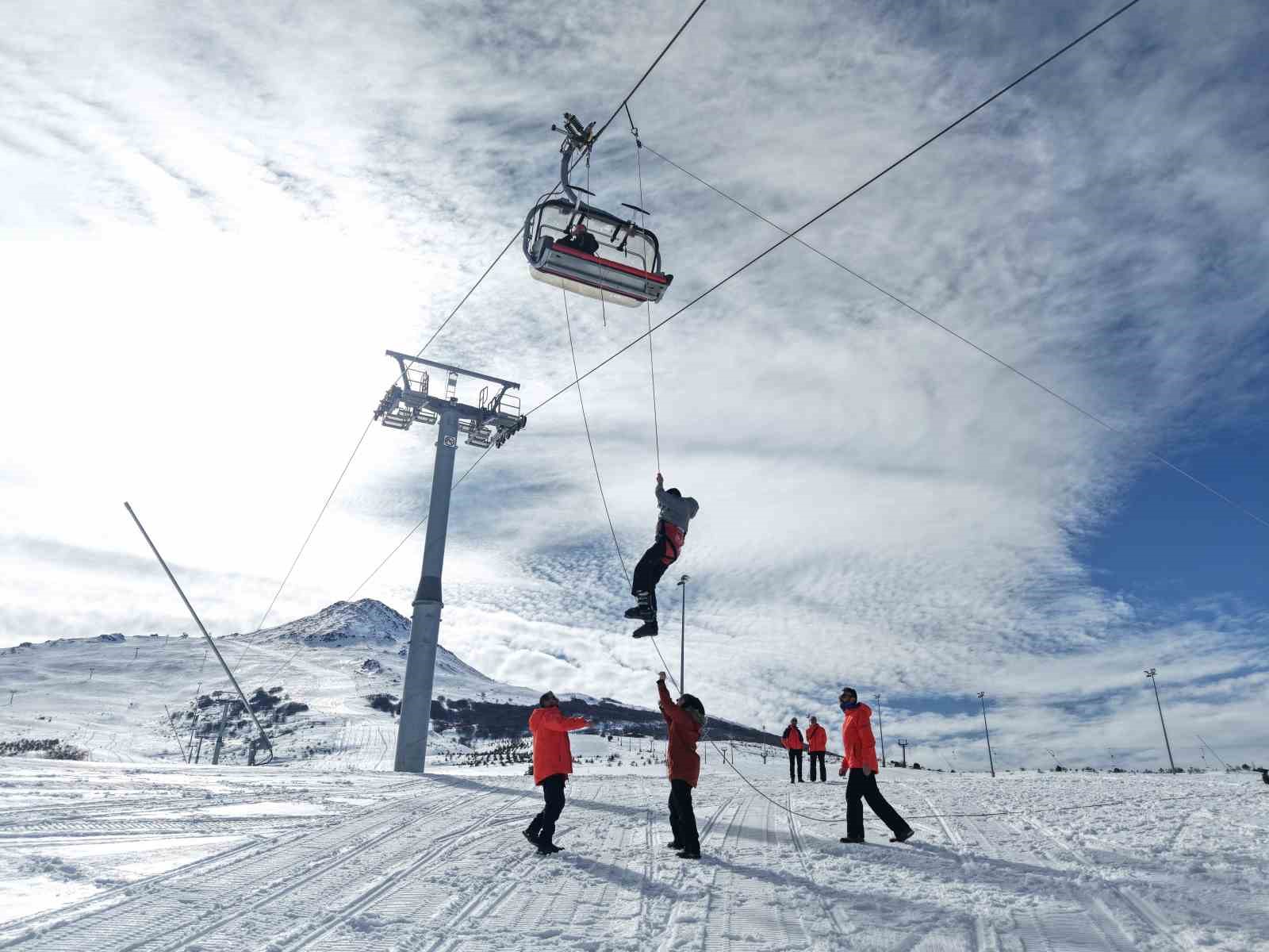 Teleferikte mahsur kalanlar başarılı bir operasyonla kurtarıldı
