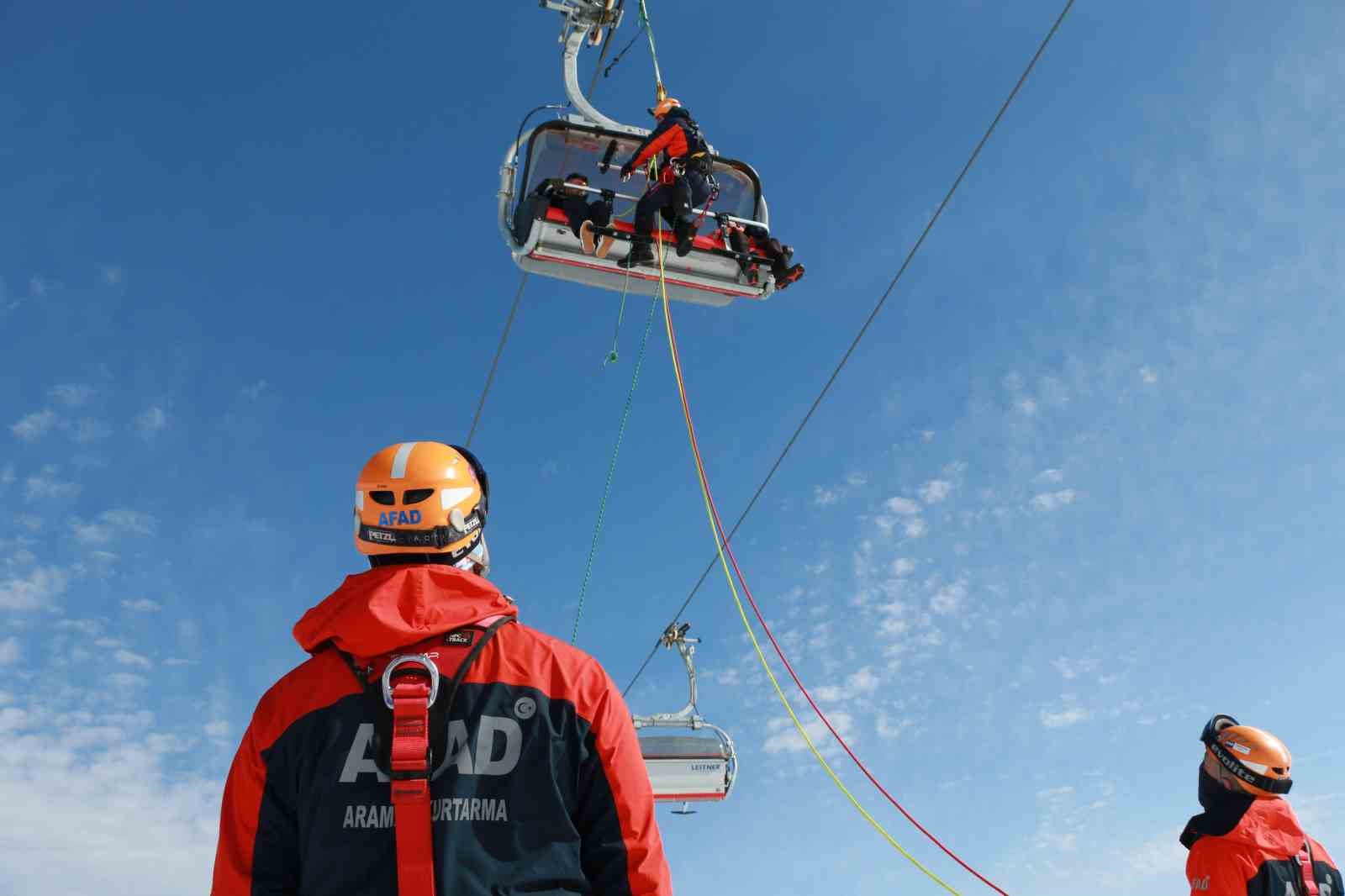 Teleferikte mahsur kalanlar başarılı bir operasyonla kurtarıldı
