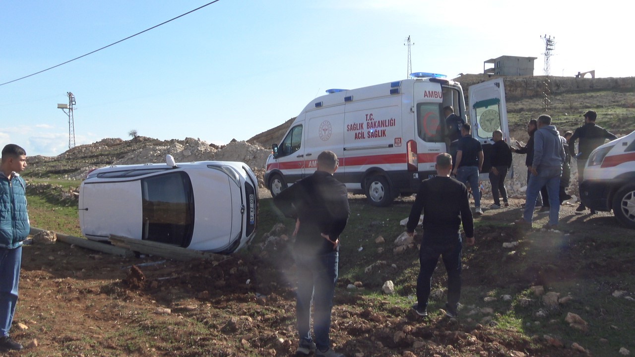 Telefon direğine çarpan otomobil takla attı: 5 yaralı
