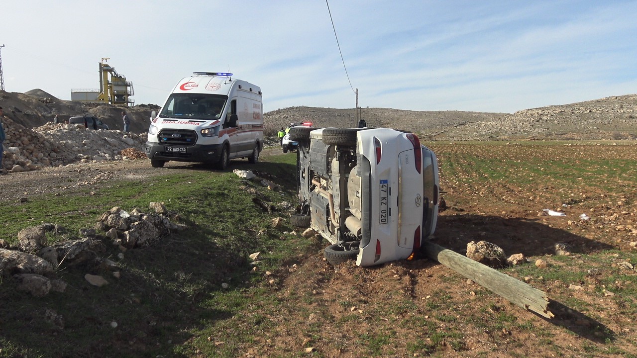 Telefon direğine çarpan otomobil takla attı: 5 yaralı
