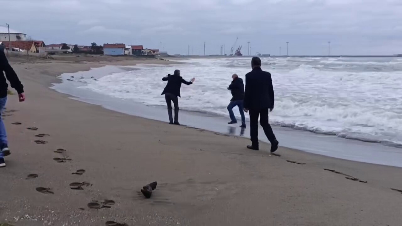 Telefonda başladı, sahilde bitti: Cinnet anlarında film gibi ikna operasyonu
Telefonda başladı, sahilde bitti: Cinnet anlarında film gibi ikna operasyonu