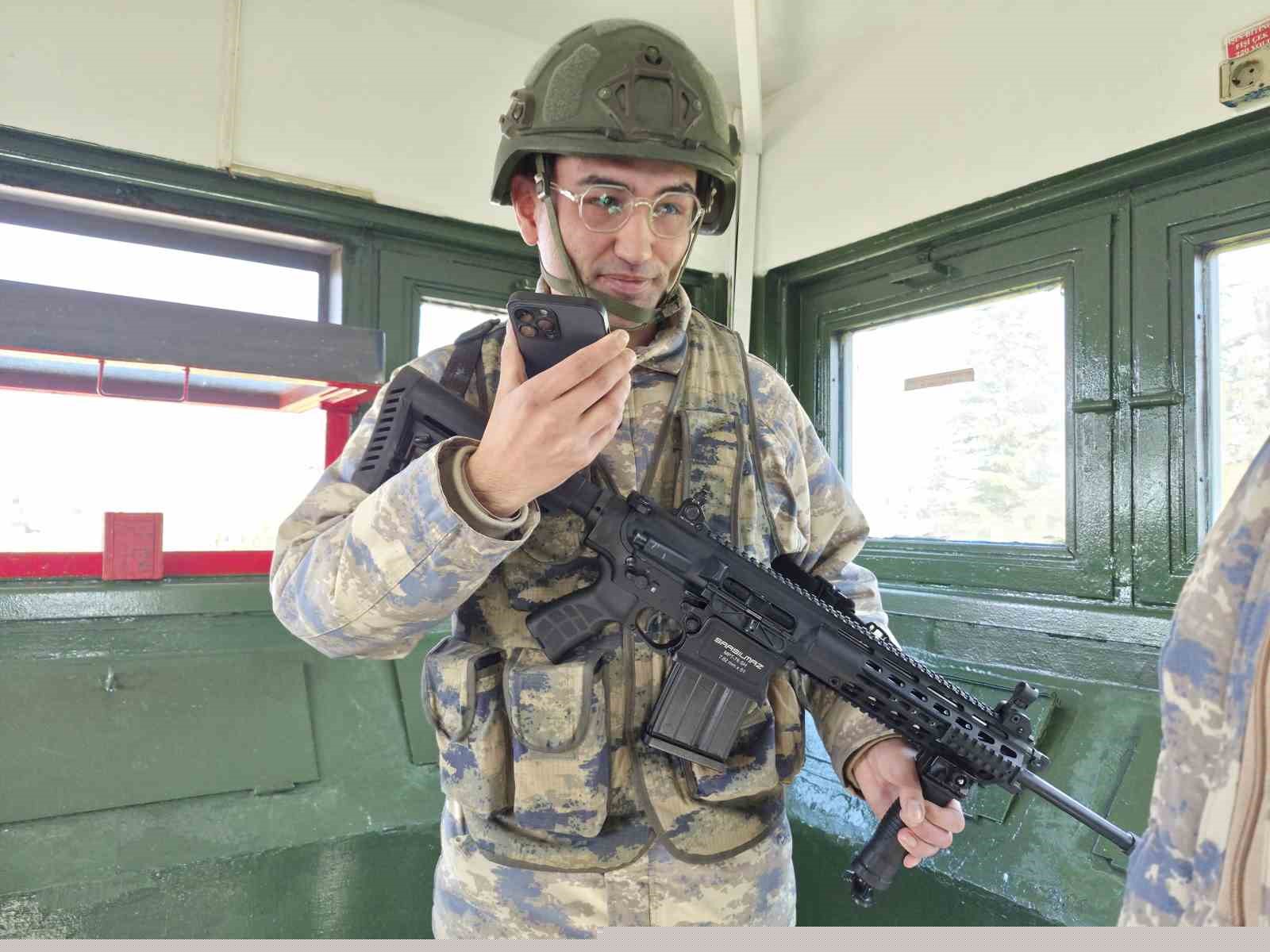 Telefondan annesiyle bayramlaşan Mehmetçik’in duygu dolu anları
