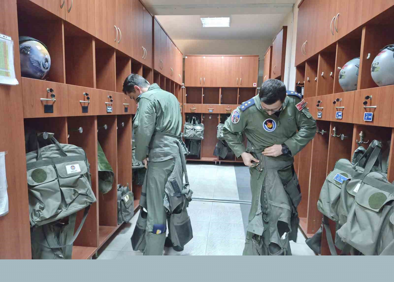 Telefondan annesiyle bayramlaşan Mehmetçik’in duygu dolu anları
