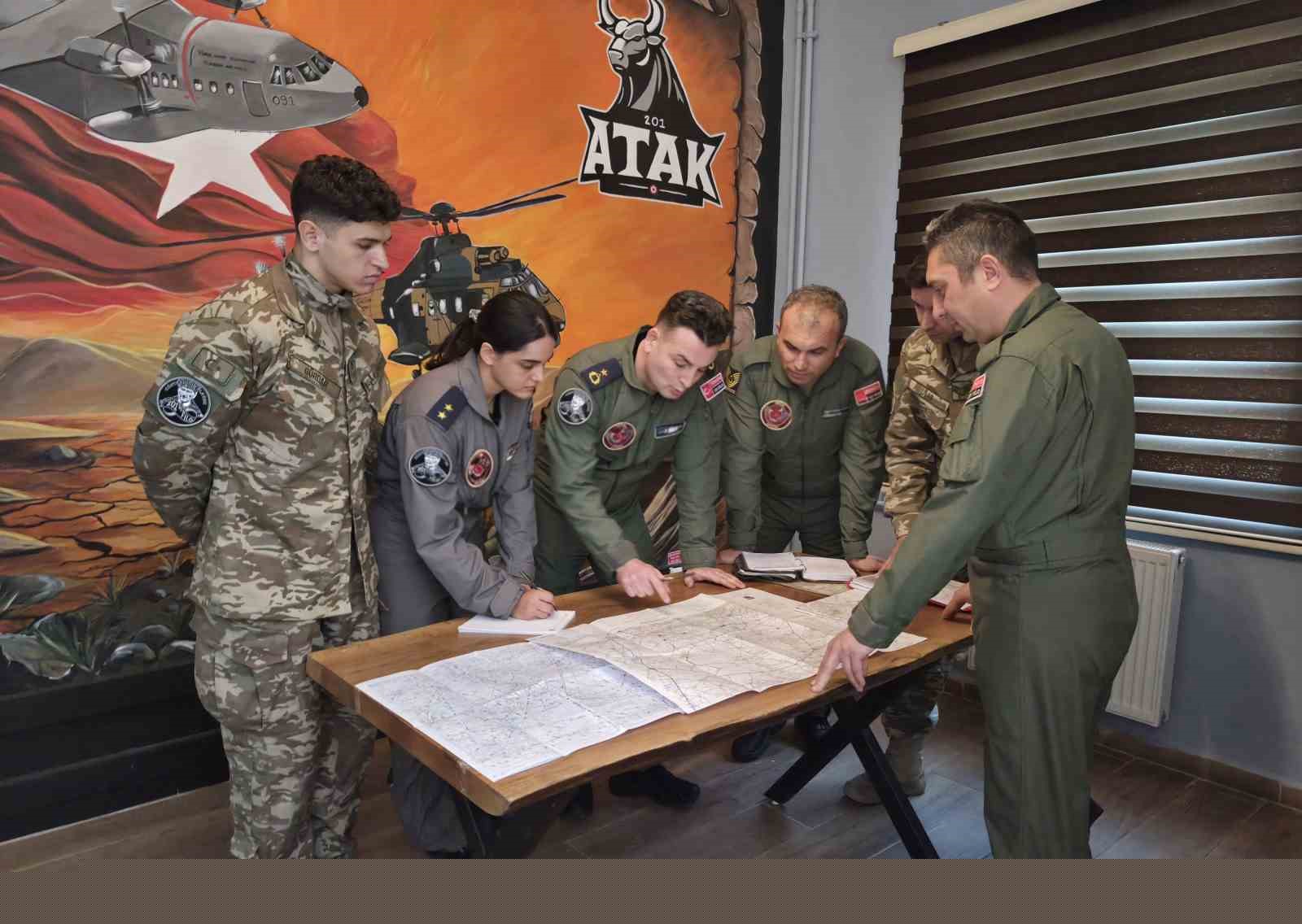 Telefondan annesiyle bayramlaşan Mehmetçik’in duygu dolu anları
