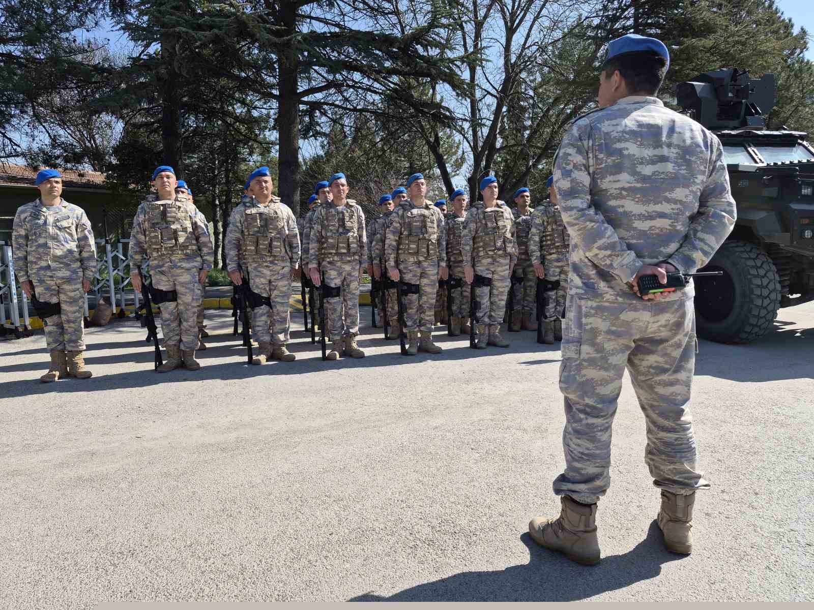 Telefondan annesiyle bayramlaşan Mehmetçik’in duygu dolu anları
