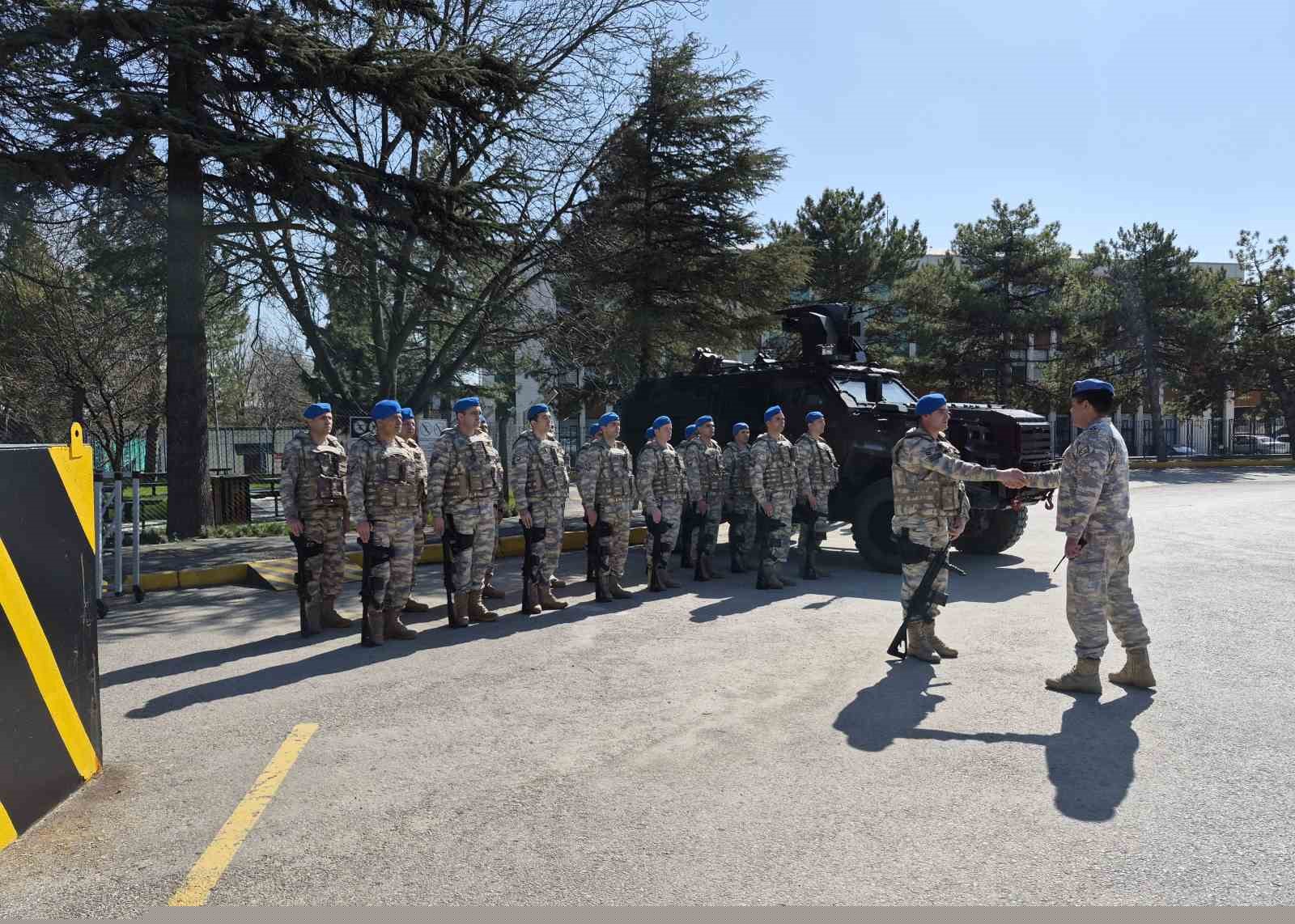 Telefondan annesiyle bayramlaşan Mehmetçik’in duygu dolu anları
