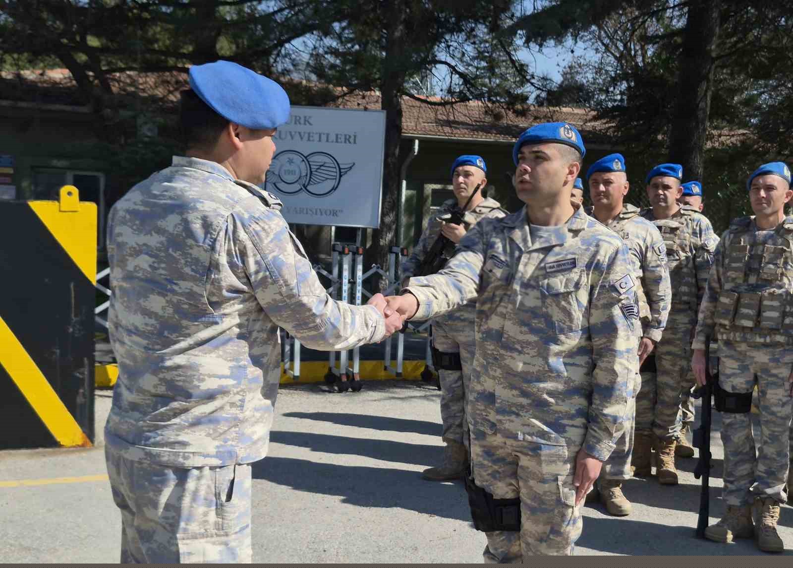 Telefondan annesiyle bayramlaşan Mehmetçik’in duygu dolu anları
