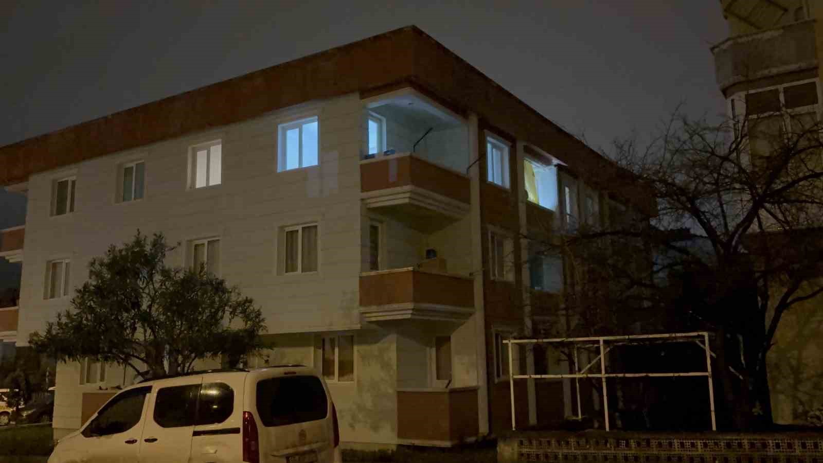 Telefonla yüksel sesle konuşma kavgasında ablasını bıçaklayıp balkondan atladı
