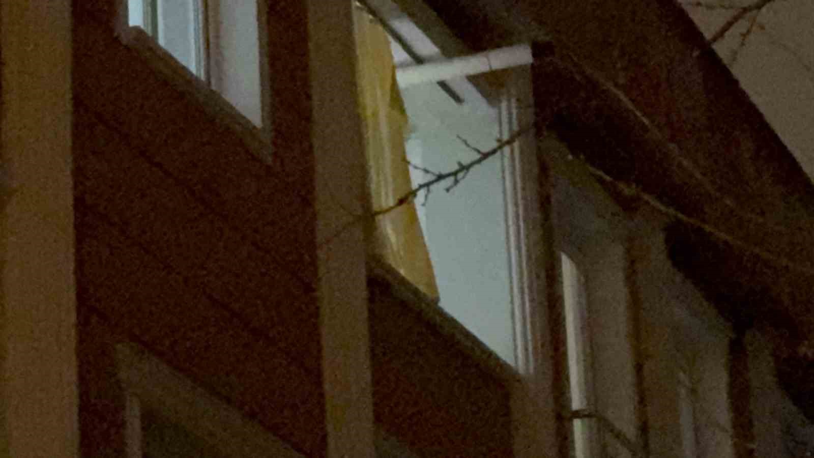 Telefonla yüksel sesle konuşma kavgasında ablasını bıçaklayıp balkondan atladı
