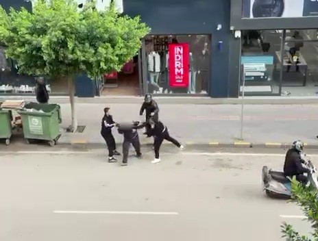 ‘Telefonumun ekranına baktın’ kavgasında sokak boks ringine döndü
