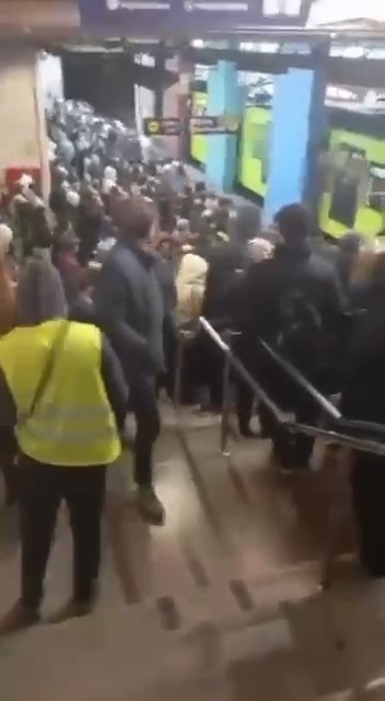 Tellere takılan poşet, Bursa’da binlerce kişiyi yolda bıraktı
Tellere takılan poşet, Bursa’da binlerce kişiyi yolda bıraktı