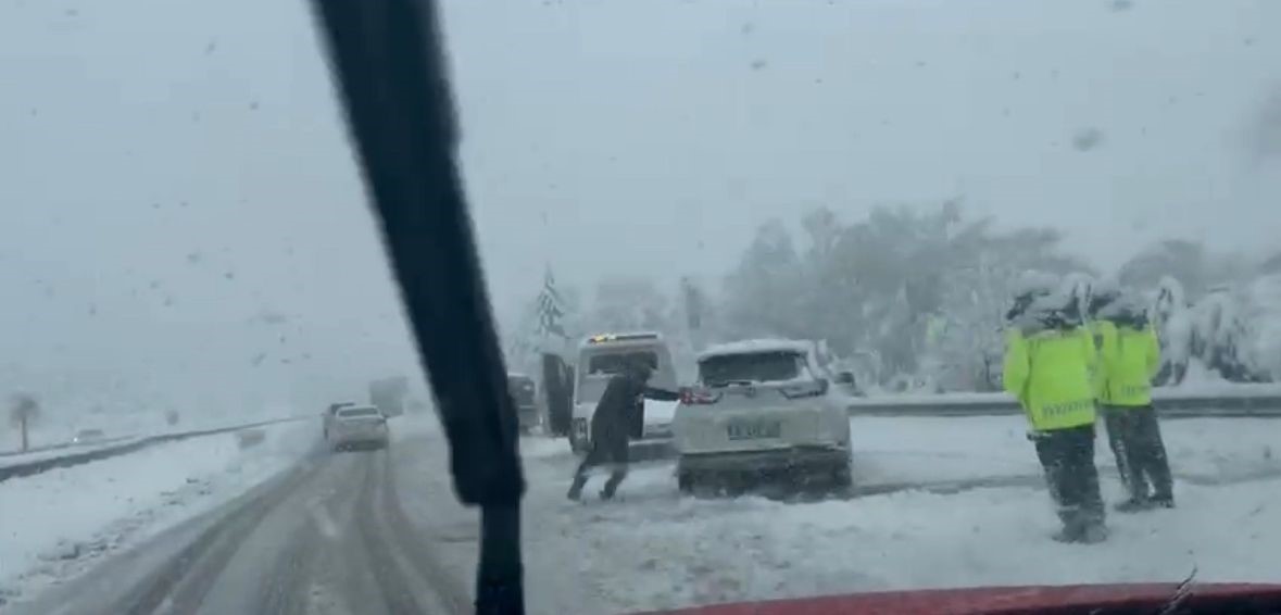 TEM Otoyolu Bolu geçişinde yoğun kar esareti: Yolda kalan araçlar trafiği aksatıyor

