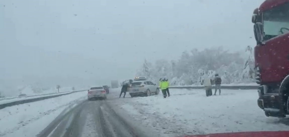 TEM Otoyolu Bolu geçişinde yoğun kar esareti: Yolda kalan araçlar trafiği aksatıyor
