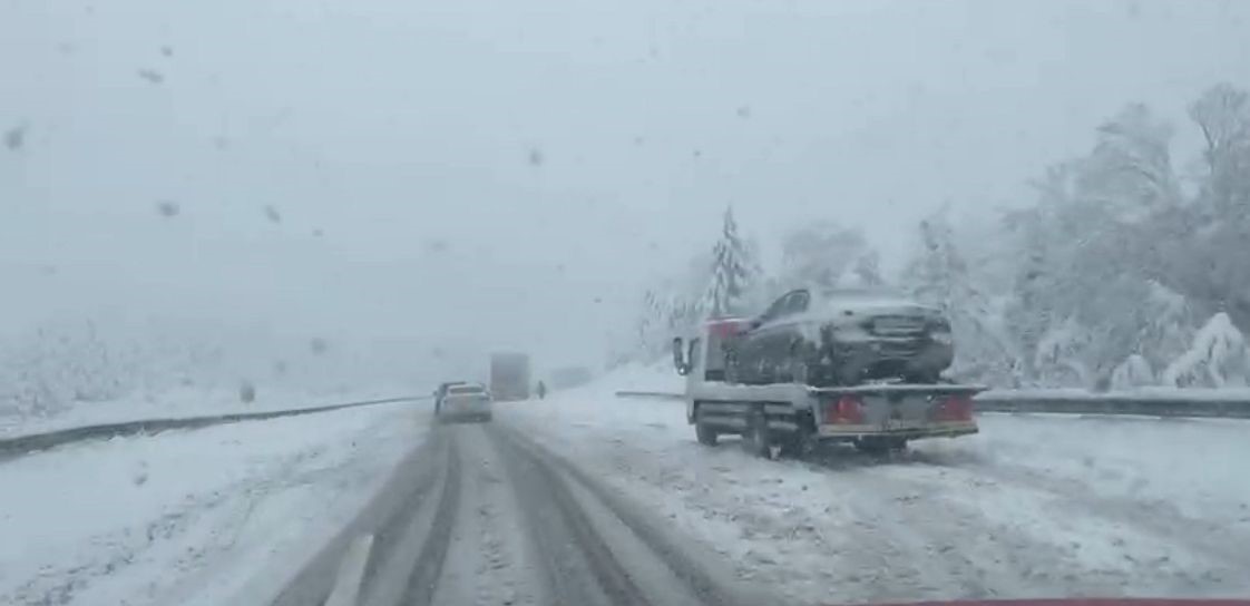 TEM Otoyolu Bolu geçişinde yoğun kar esareti: Yolda kalan araçlar trafiği aksatıyor
