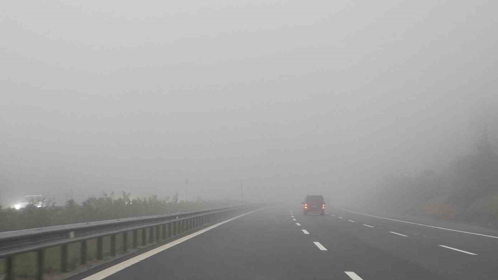 TEM Otoyolu Düzce geçişinde yoğun sis etkili oluyor
