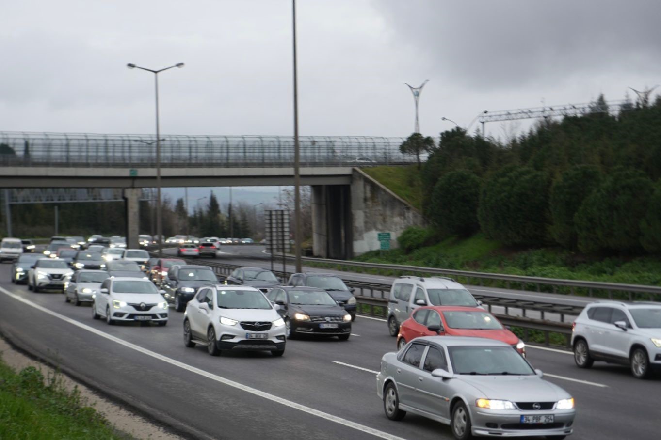TEM Otoyolu Kocaeli geçişinde tatil dönüşü yoğunluğu
