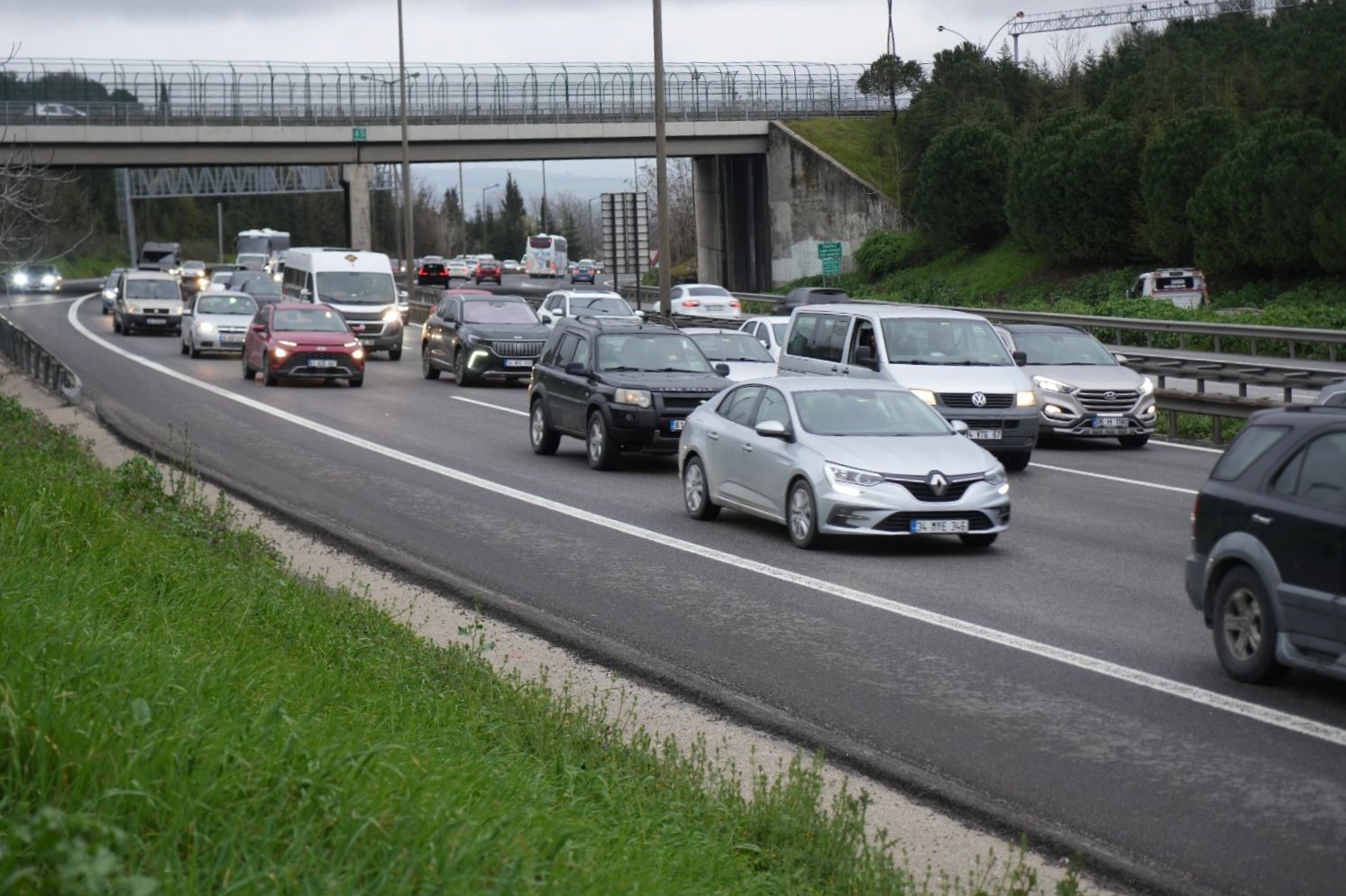 TEM Otoyolu Kocaeli geçişinde tatil dönüşü yoğunluğu
