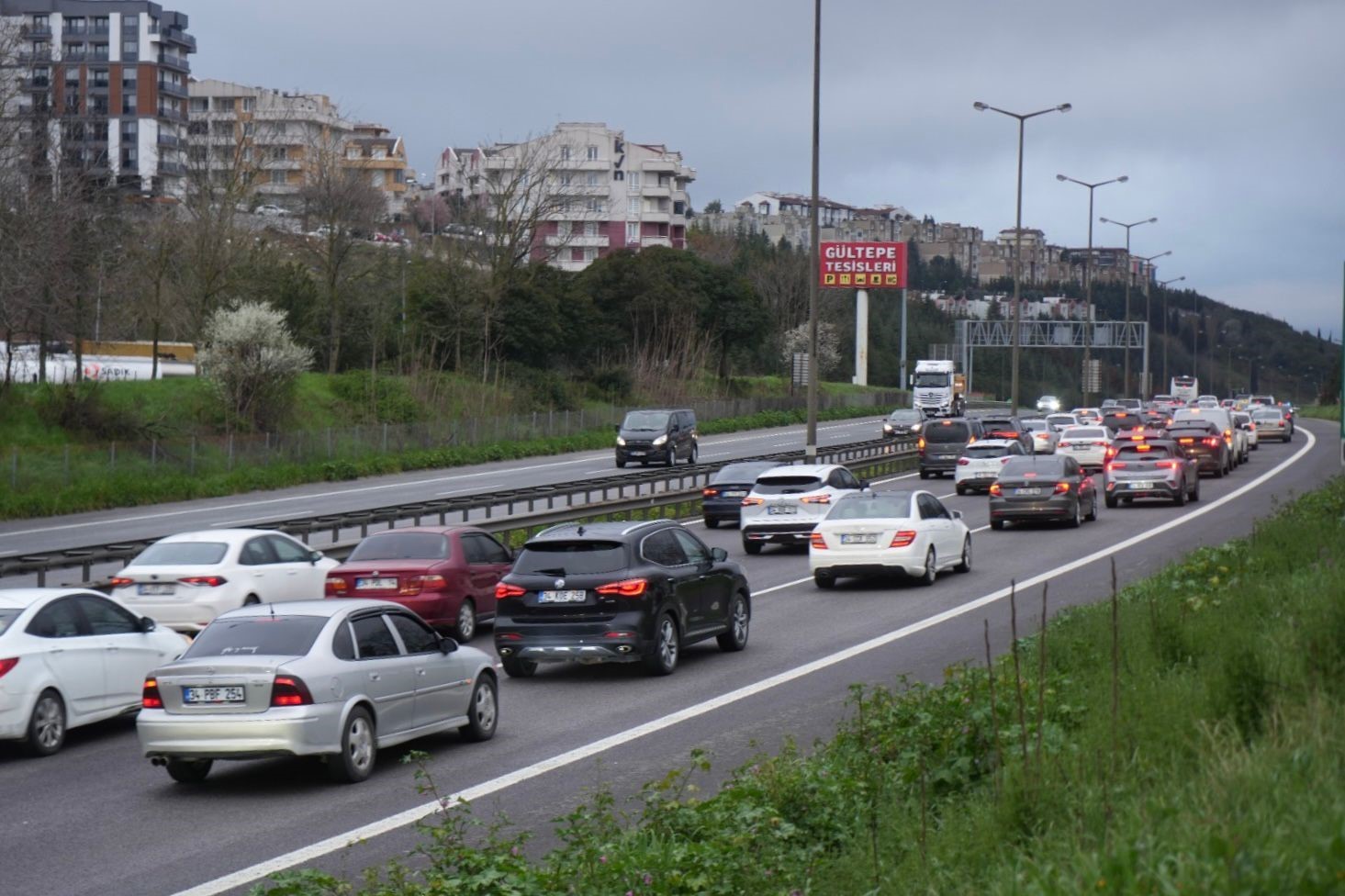 TEM Otoyolu Kocaeli geçişinde tatil dönüşü yoğunluğu
