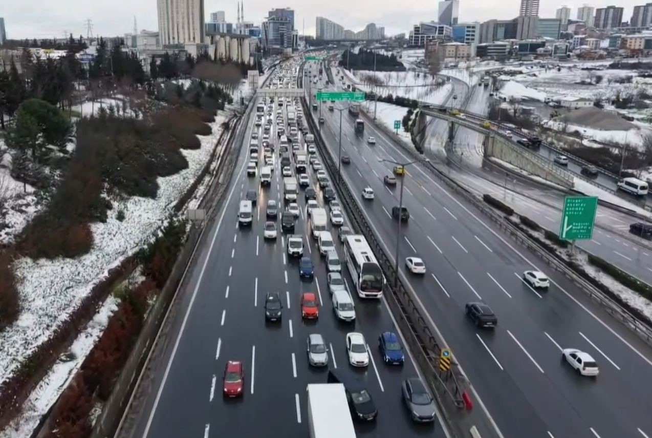 TEM Otoyolu Mahmutbey Gişeleri’nde trafik havadan görüntülendi
