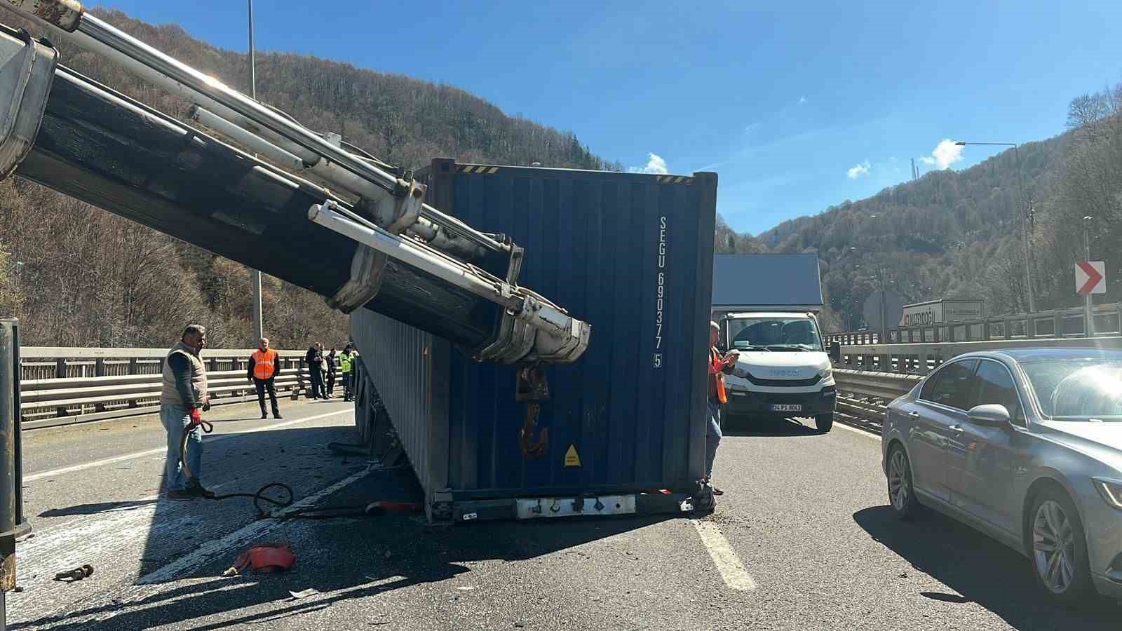 TEM Otoyolu’nda 5 aracın karıştığı zincirleme kaza: 5 yaralı
