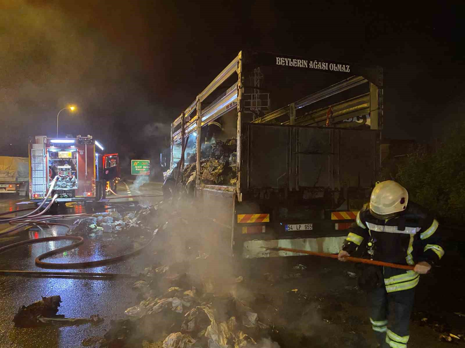 TEM otoyolunda tekstil yüklü kamyon alev aldı
