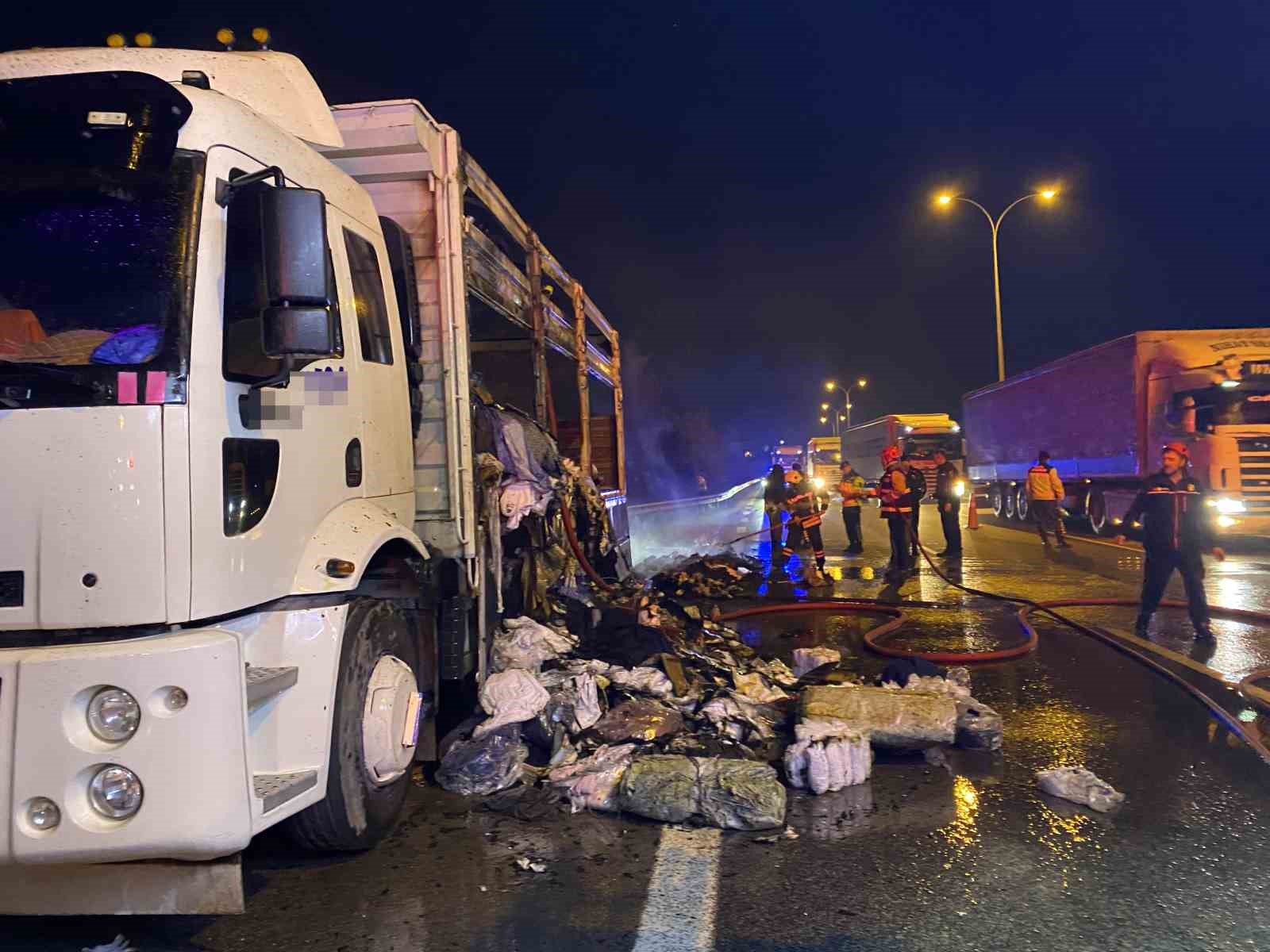 TEM otoyolunda tekstil yüklü kamyon alev aldı
