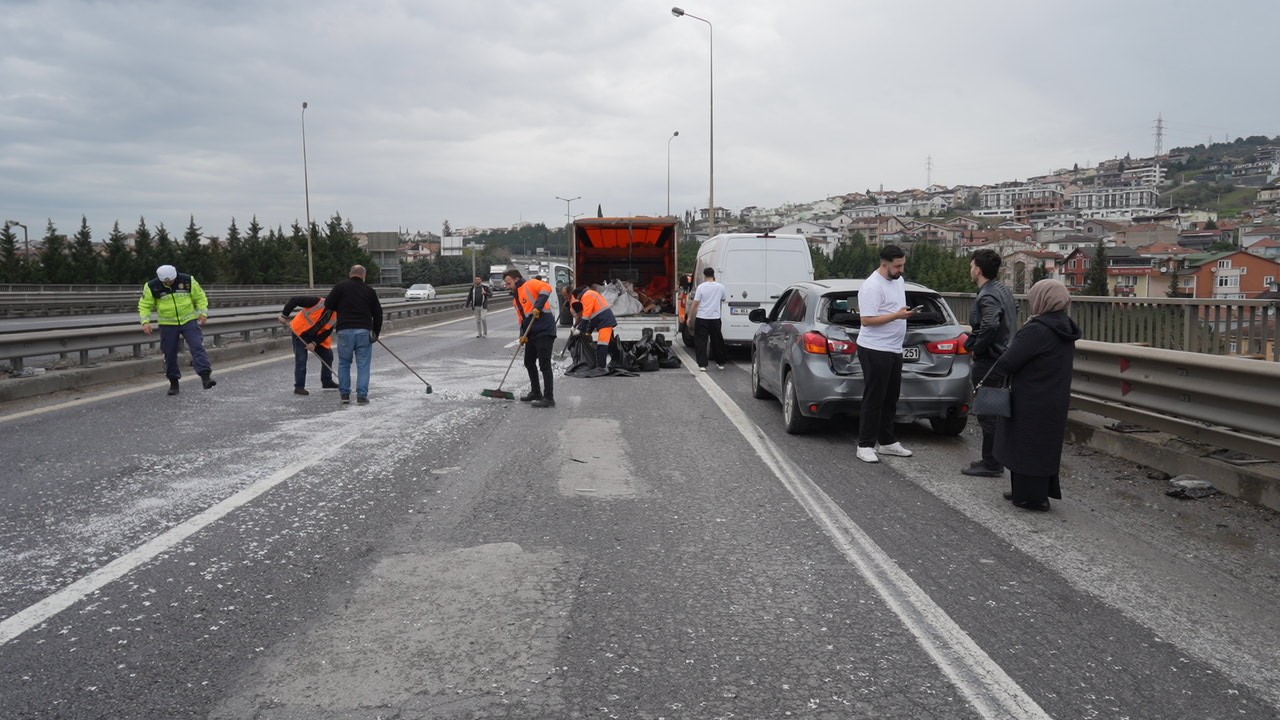 TEM Otoyolu’nda yola dökülen atıklar sonucu zincirleme kaza, 7 araç birbirine girdi
