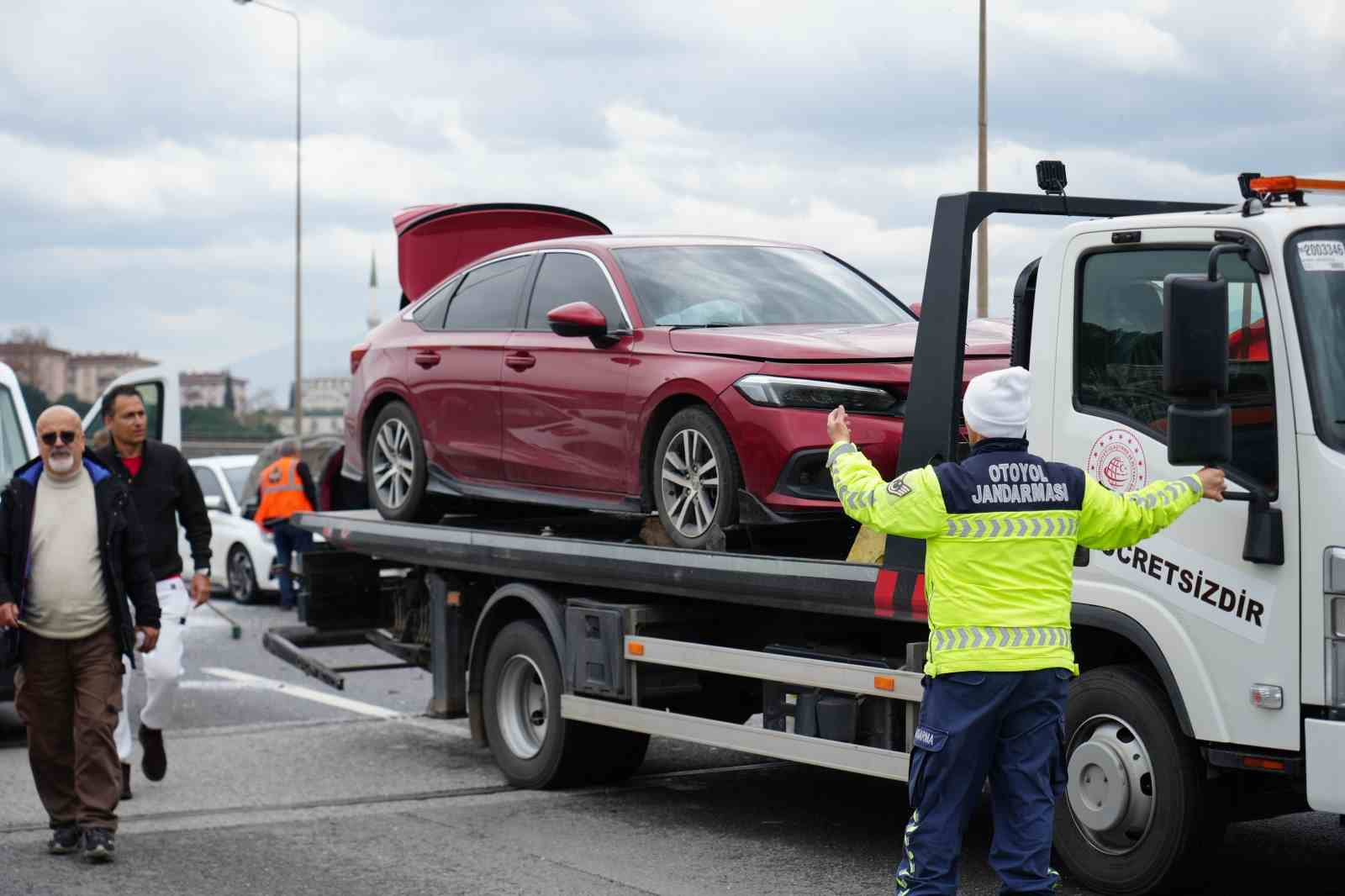 TEM Otoyolu’nda yola dökülen atıklar sonucu zincirleme kaza, 7 araç birbirine girdi

