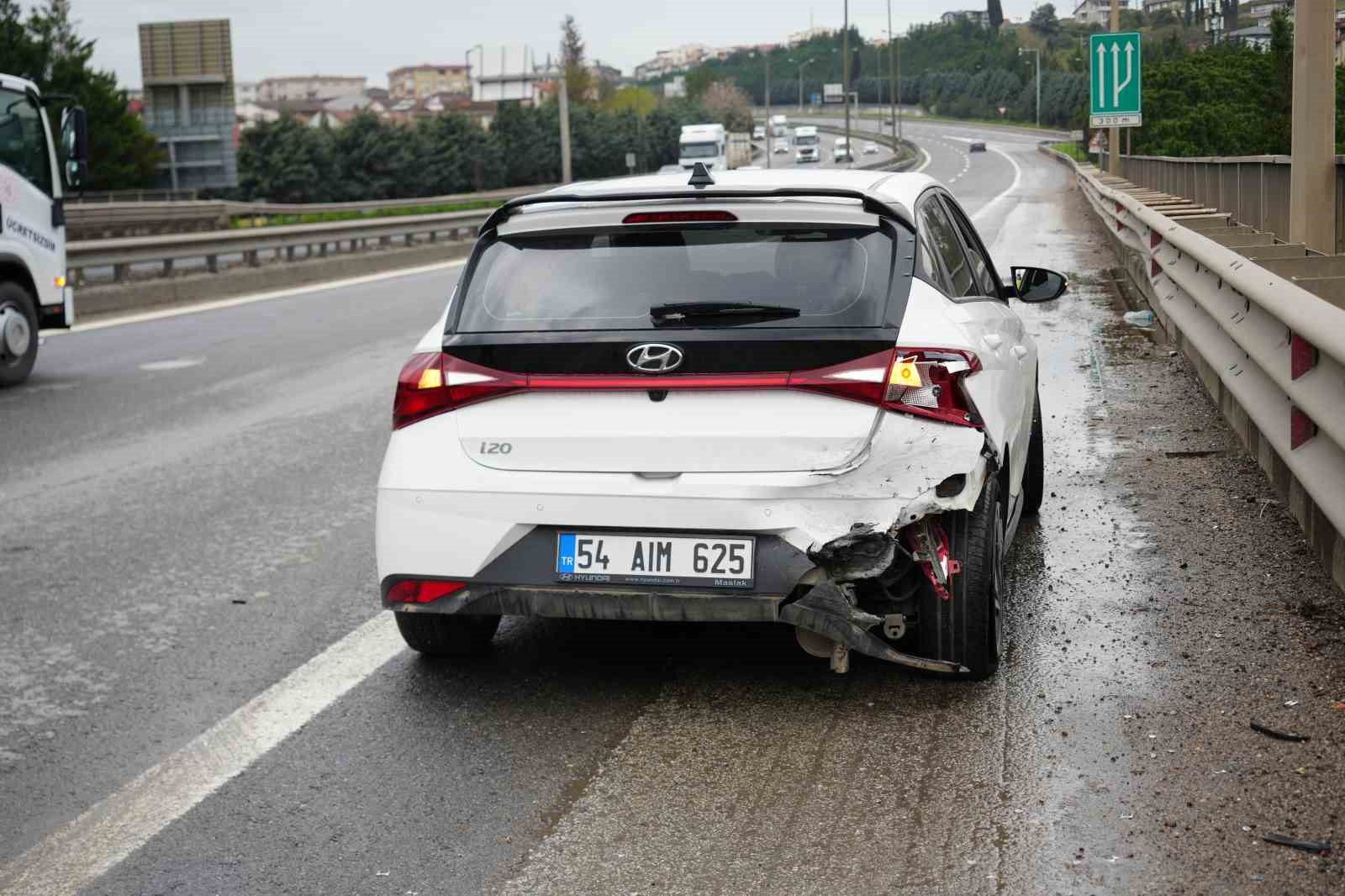 TEM Otoyolu’nda yola dökülen atıklar sonucu zincirleme kaza, 7 araç birbirine girdi
