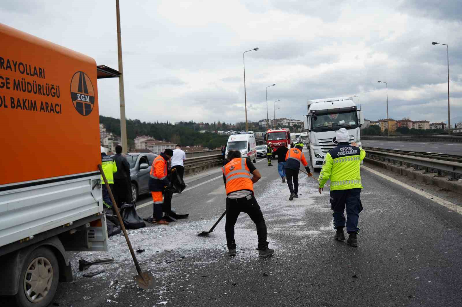 TEM Otoyolu’nda yola dökülen atıklar sonucu zincirleme kaza, 7 araç birbirine girdi
