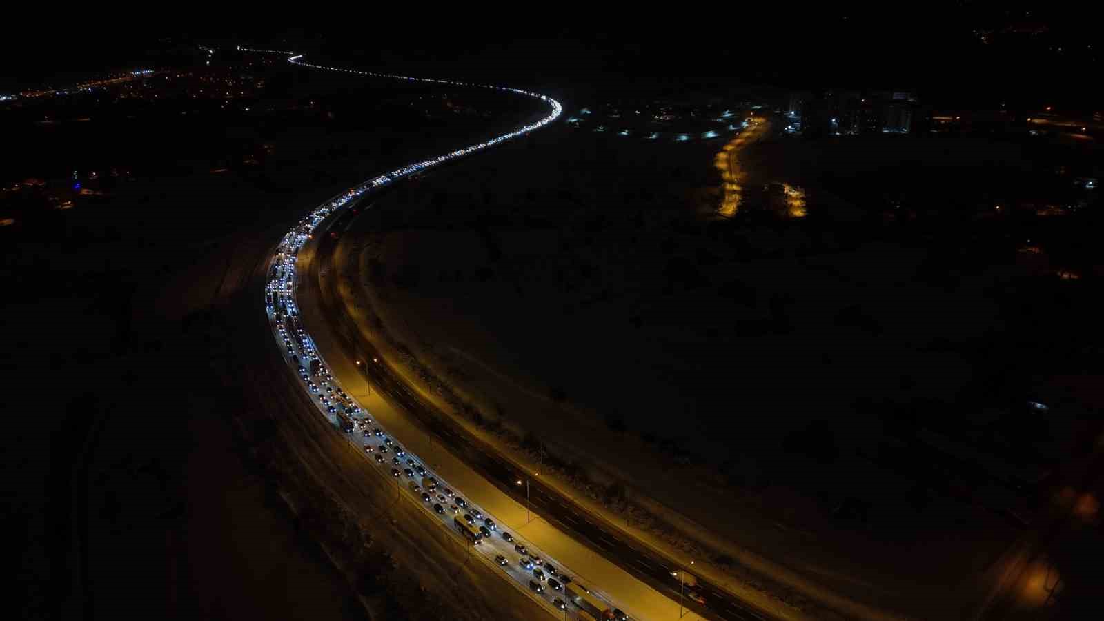 TEM Otoyolu’nun Bolu geçişi 7 saat sonra ulaşıma açıldı

