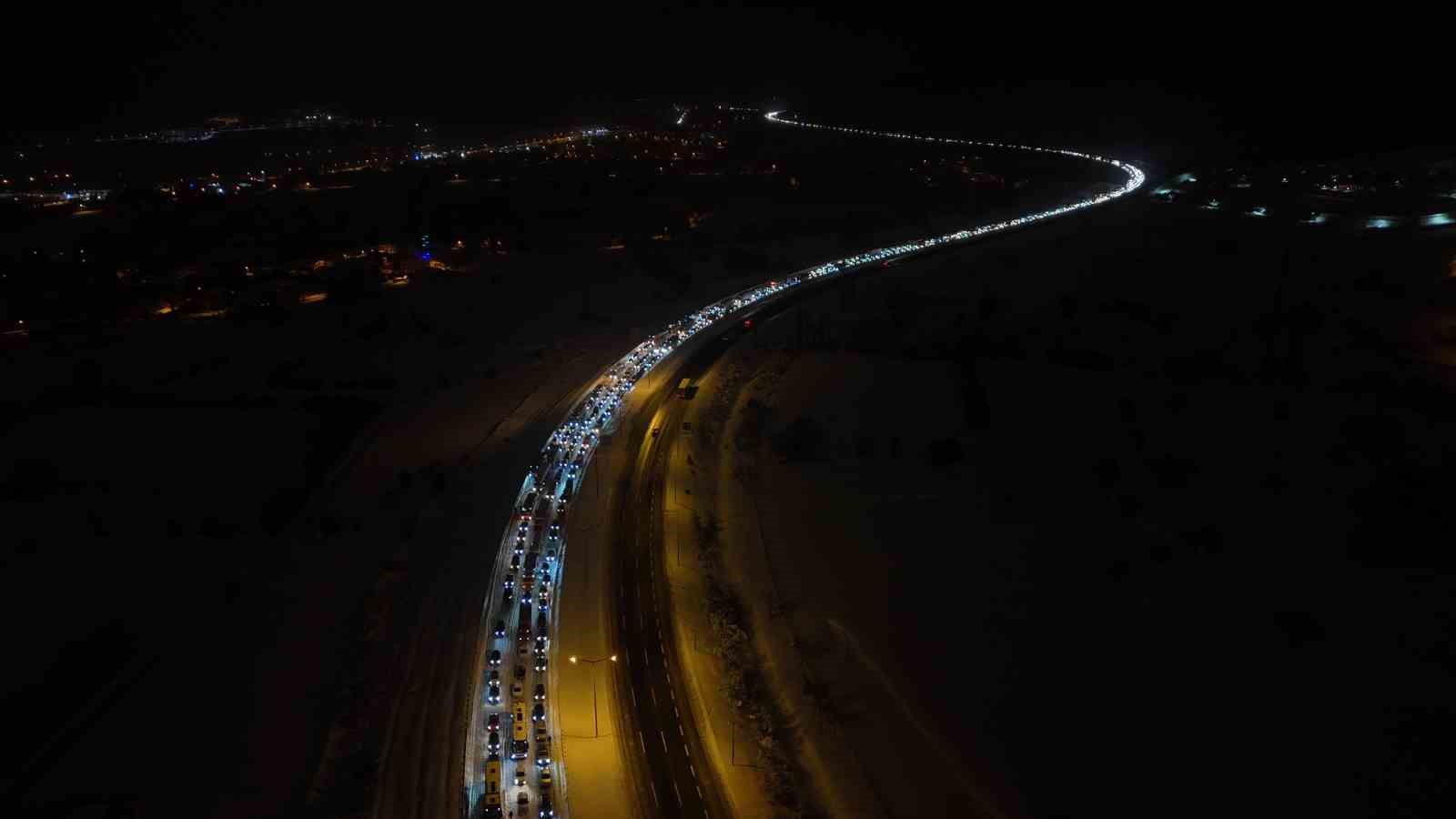 TEM Otoyolu’nun Bolu geçişi 7 saat sonra ulaşıma açıldı
