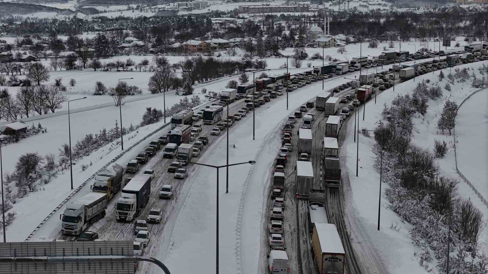 TEM Otoyolu’nun Bolu geçişinde trafik felç: Ankara ve İstanbul yönünde trafik durdu
