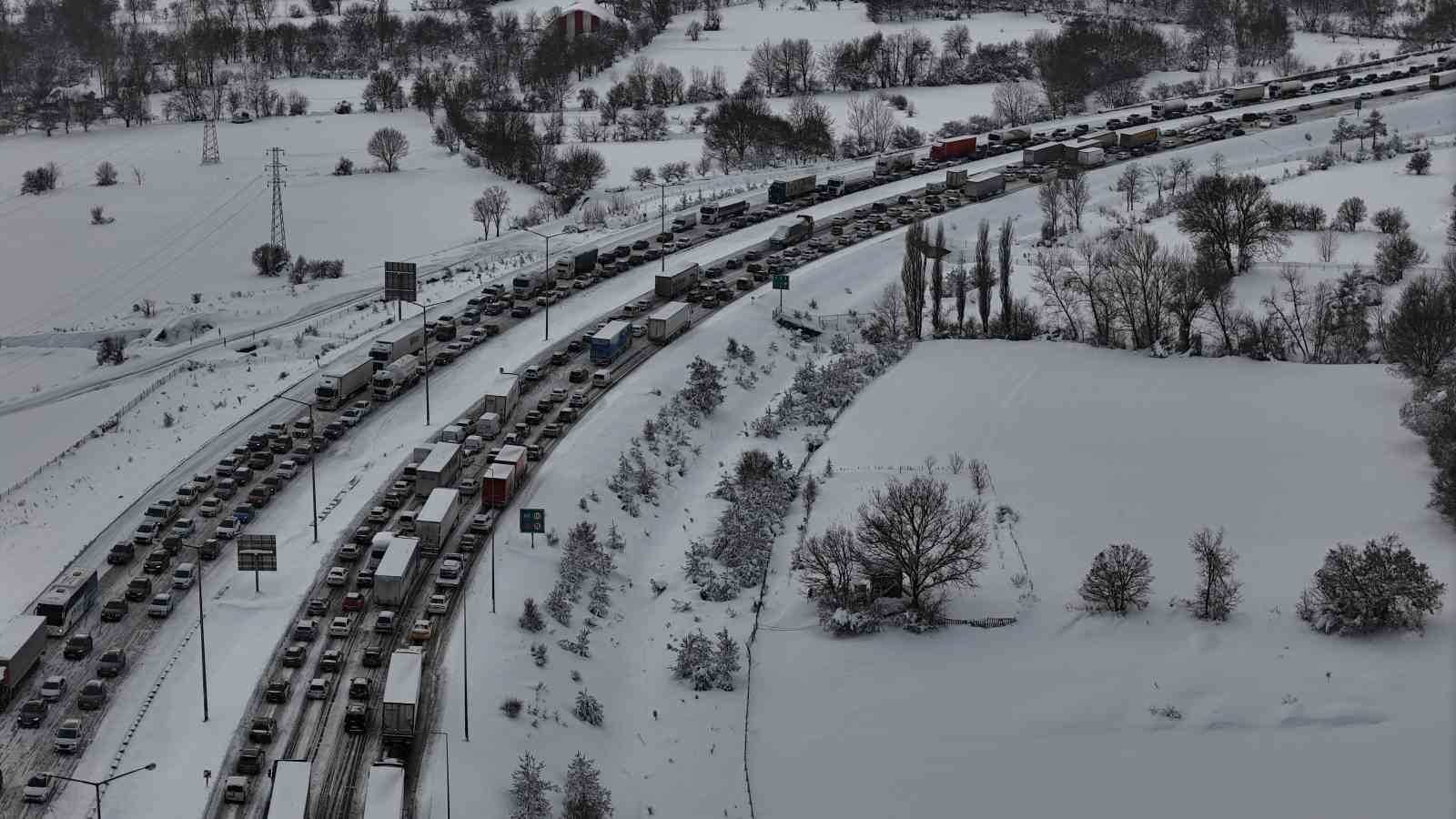 TEM Otoyolu’nun Bolu geçişinde trafik felç: Ankara ve İstanbul yönünde trafik durdu
