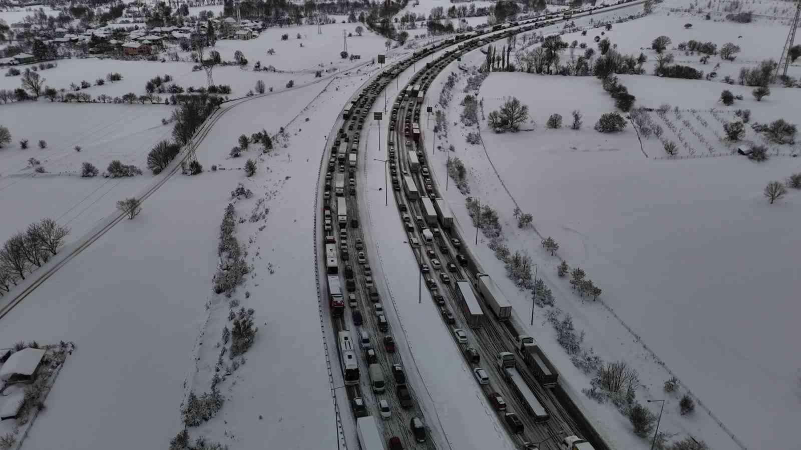 TEM Otoyolu’nun Bolu geçişinde trafik felç: Ankara ve İstanbul yönünde trafik durdu
