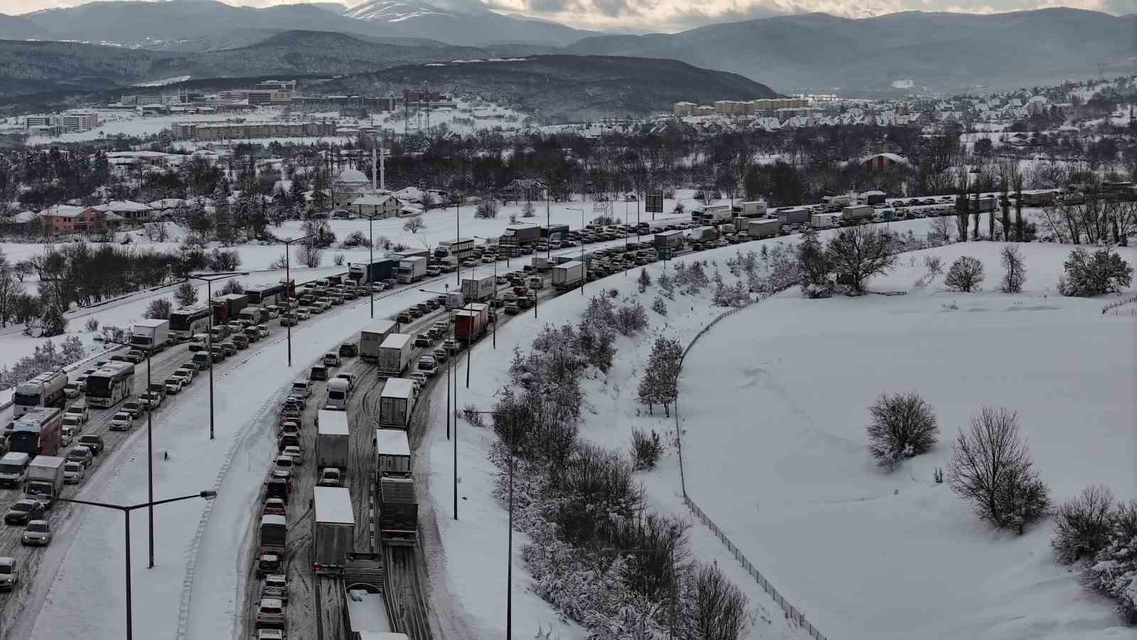 TEM Otoyolu’nun Bolu geçişinde trafik felç: Ankara ve İstanbul yönünde trafik durdu
