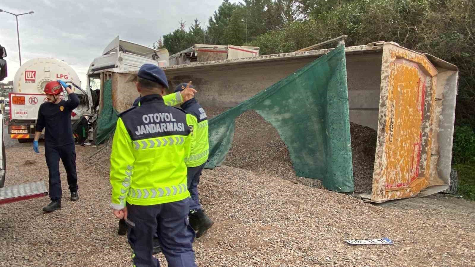 TEM’de 4 araç kazaya karıştı: İlk belirlemelere göre 2 ölü
