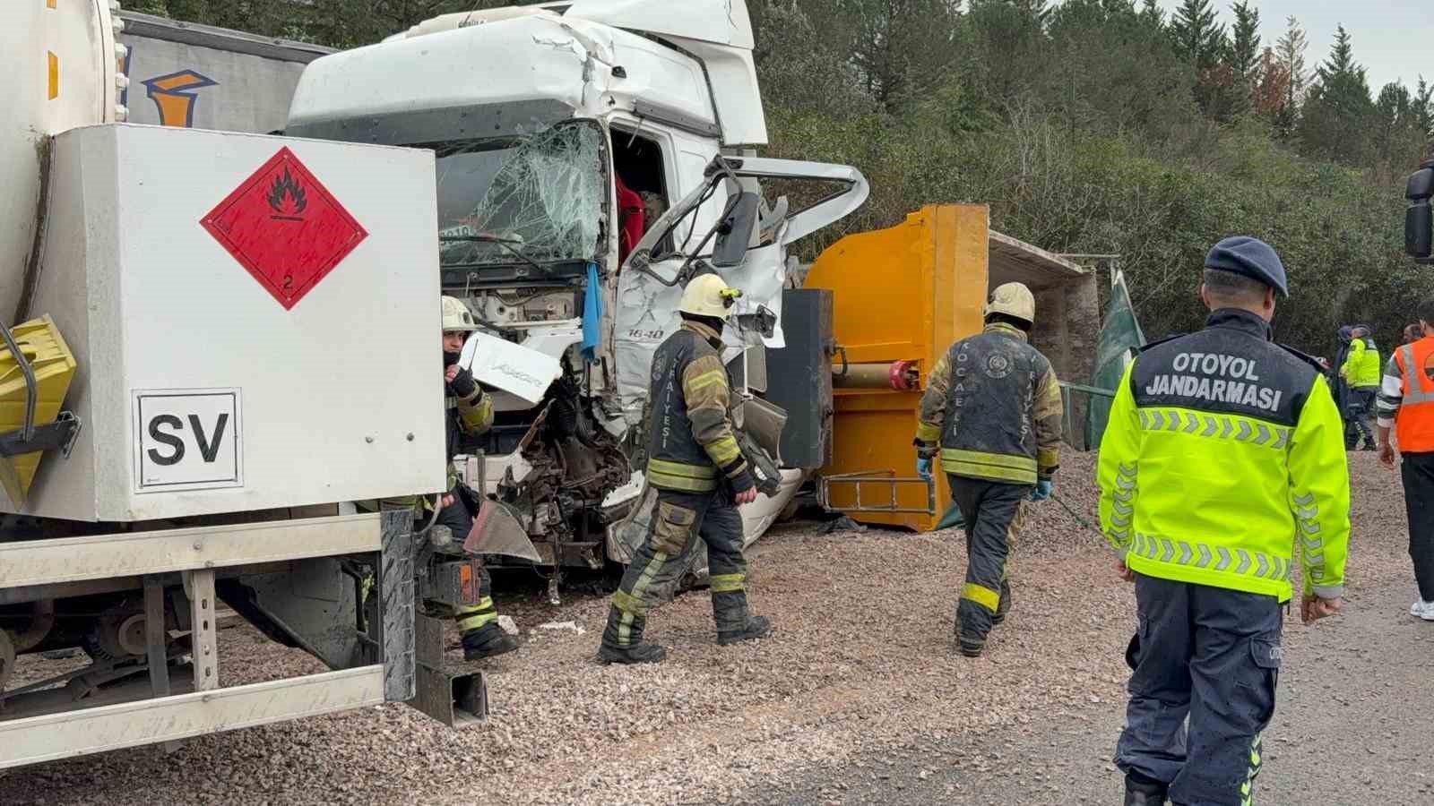 TEM’de 4 araç kazaya karıştı: İlk belirlemelere göre 2 ölü
