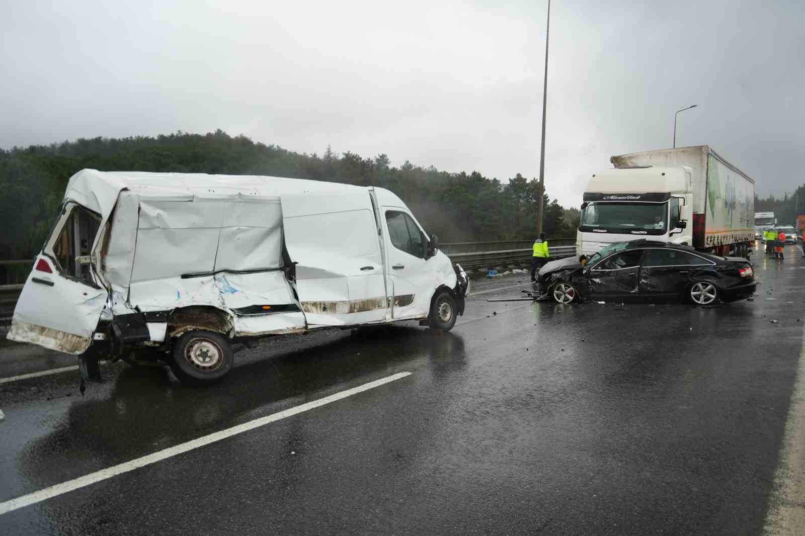 TEM’de 6 araç birbirine girdi: Tırda yüklü sular yola saçıldı
